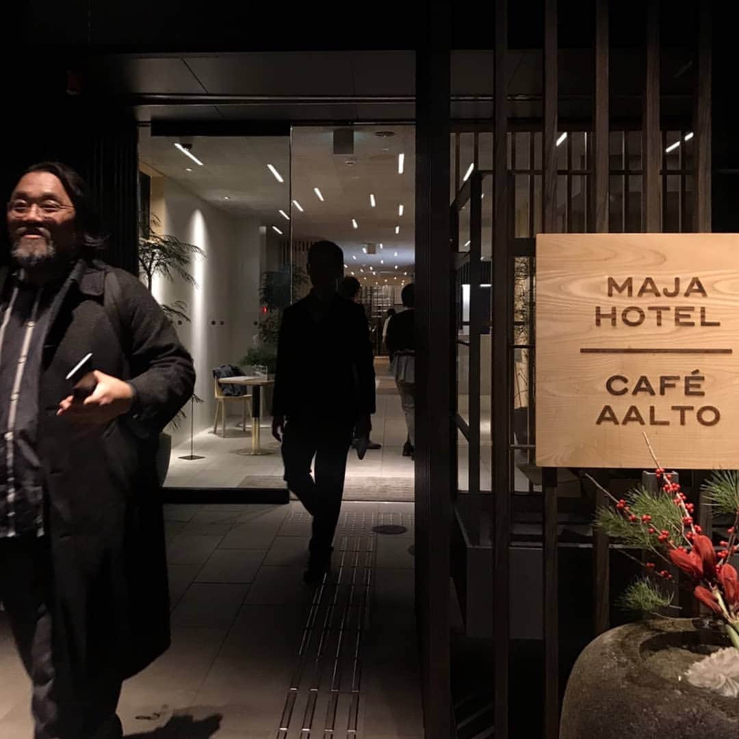 Scopeさんのインスタグラム写真 - (ScopeInstagram)「おはヨウルは クリスマス  ヘルシンキにある カフェアアルト 二号店が京都にできる ってことをぼんやりと 聞いてましたが 今月12月21日ってことで もう間もなく、明後日や。  現場は結構なレベルで CAFE AALTOでしたぞ。  上の階は ハッリコスキネン(本人いた) デザインのカプセルホテル MAJA HOTEL KYOTO （マヤ ホテル キョウト）  超フィンランドなスポットが 京都に誕生なんですねー。  詳しくはウェブで！ https://maja-hotel.com/  #cafeaalto #cafeaaltokyoto #カフェアアルト #ハッリコスキネン  #majahotelkyoto」12月19日 8時37分 - scope_japan