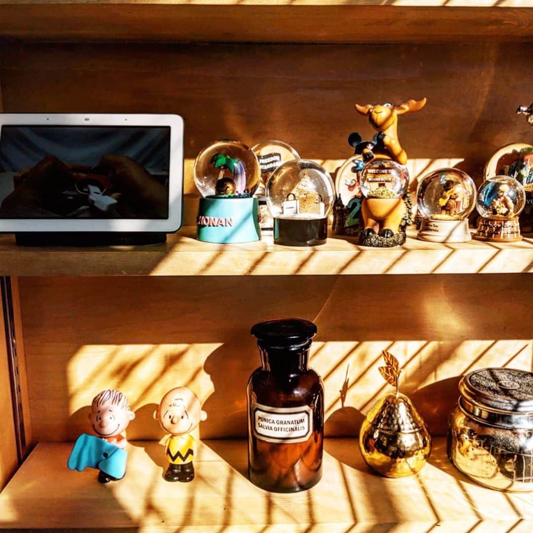 himecyanさんのインスタグラム写真 - (himecyanInstagram)「@google さんからプレゼントでいただいて🎁我が家に文明の利器がやってきた！「ok!Google」って言うの小っ恥ずかしいわ!って思っていたけど、使ってみたらびびるくらい便利だと判明✨✨ 母が留守でも息子達に習い事のリマインドをしてくれたり、三男にYouTube つけてくれたり、秘書みたいに母にその日のスケジュールを読み上げてくれたり、朝起こしてくれたり。未来の道具ってすごい〜✨ . #3歳男の子#3歳児#３歳 #3歳男子 #こどものいる暮らし #こどもと暮らす #こどもふく #子供のいる暮らし #子供と暮らす #子供と遊ぶ#子供と一緒  #okgoogle #pr#googlenest #googleでスマートホーム」12月19日 8時48分 - himecyan
