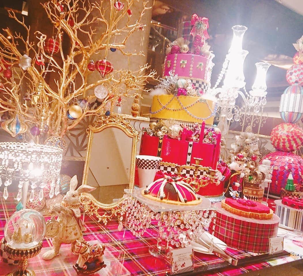 さとう珠緒さんのインスタグラム写真 - (さとう珠緒Instagram)「ヒルトン東京でやってるアリスの気まぐれクリスマスパーティーに大桃美代子さんと行って来ました✨✨🎵 スイーツが可愛い💕💕 可愛いだけじゃなくどれも美味しくて  小さいからたくさん食べれました😋🍴💕 キラキラ～幸せ～✨✨💎 今日も良い１日を～🌈 #ヒルトン東京 #新宿 #1階マーブルラウンジ #アリスの気まぐれクリスマス・パーティー #12月25日まで  #大桃美代子 さん #いつも美しい #セイヴォリーも美味しい #ワインも美味しい #オリジナルカクテル自分で #完食ジェンヌ #播田修シェフ #バイオリン演奏も #ヒルトンスイーツ #クリスマス」12月19日 8時55分 - tamao_satoh