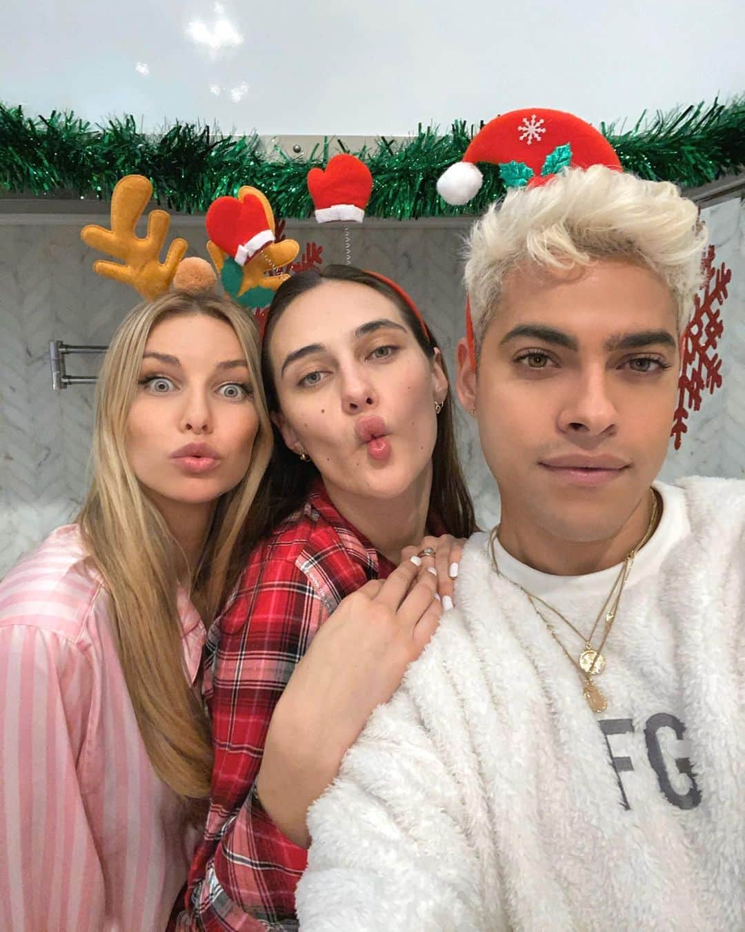 Katelyn Byrdのインスタグラム：「only kind of party I would ever have is a wholesome one 😜😜🥳 LOVE YOU ALL 💋 Merry Christmas 🎄🎁 🎅🏻✨ Happy Holidays & Happy New Year🎄✨」