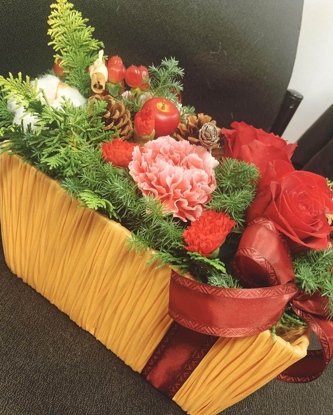 新村あかりさんのインスタグラム写真 - (新村あかりInstagram)「たちまち。ライブありがとうございました〜！！！ 今回はサンタ衣装にしてみました🎅🏼 ちょー楽しかった✨ また次もやるので楽しみにしててください❤️ お花とマフラーのプレゼントもありがとう🥺💕✨ #たちまち。 #サンタコス  #ガールズバンド」12月19日 9時07分 - niimura_akari