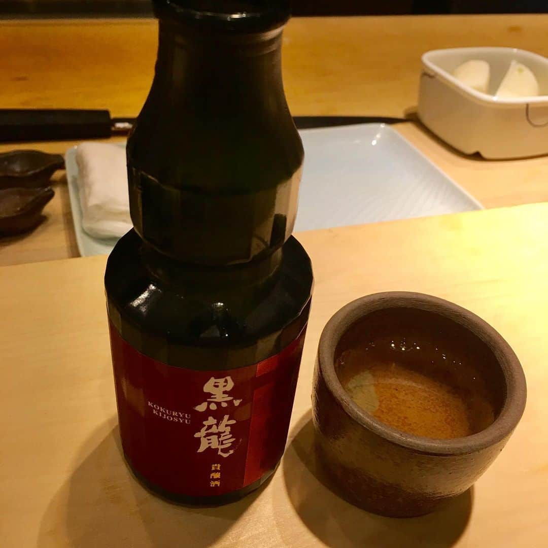 近藤淳子さんのインスタグラム写真 - (近藤淳子Instagram)「黒龍の貴醸酒。貴醸酒とは水のかわりにお酒で仕込んだもの…鮨の締めに、ロマンチックな甘やかさにうっとり✨  #日本酒 #日本酒好きな人と繋がりたい #日本酒好き #日本酒で乾杯 #日本酒大好き #日本酒飲み比べ #日本酒love #日本酒最高 #蔵 #sake #japanesesake #サケエキスパート #酒 #地酒#黒龍 #鮨屋 #貴醸酒 #sakestagram」12月19日 9時08分 - kondo_junko_