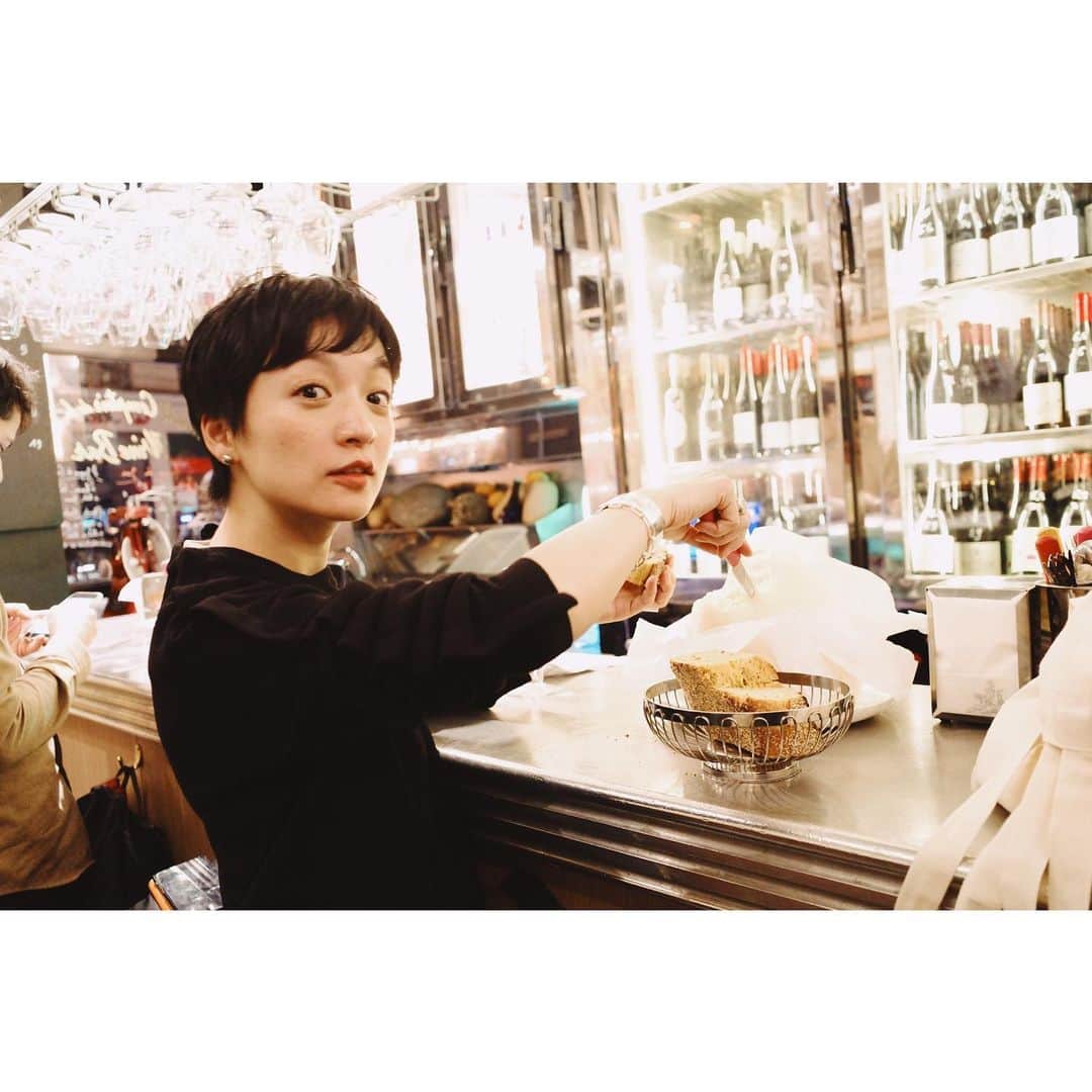 高山都さんのインスタグラム写真 - (高山都Instagram)「ここもっと早くから行っておけば、ひとりでも通ってたなー🍷 パリでも気負いなく、立ち飲みで楽に飲める。 アペロで行ったけど、ディナーでも深い時間でも、いつかまた再訪したいな。 ちなみに、お酒だけでもパン食べる？と出されるものが、香ばしくてサクフワでとても美味しい。 かつ、こんもりしたバターの山から塗り放題だそう。 日本の居酒屋思い出してしまった。 #都の旅の記録 #lavantcomptoirdelamer」12月19日 9時25分 - miyare38