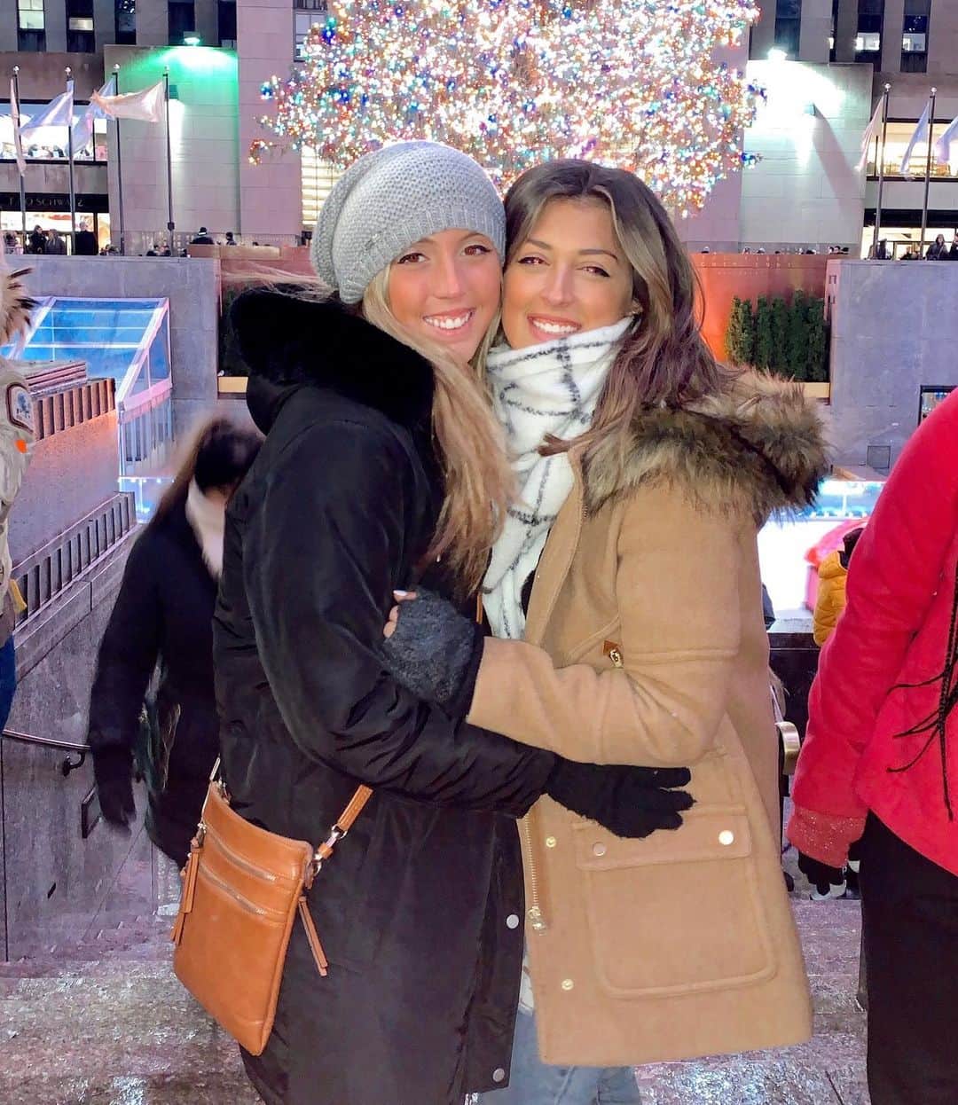 サマンサ・シザーリオのインスタグラム：「Nothing is more fun than NYC at Christmas time 🎄 and also, I’m pretty sure my sister could’ve been national champion🏅」