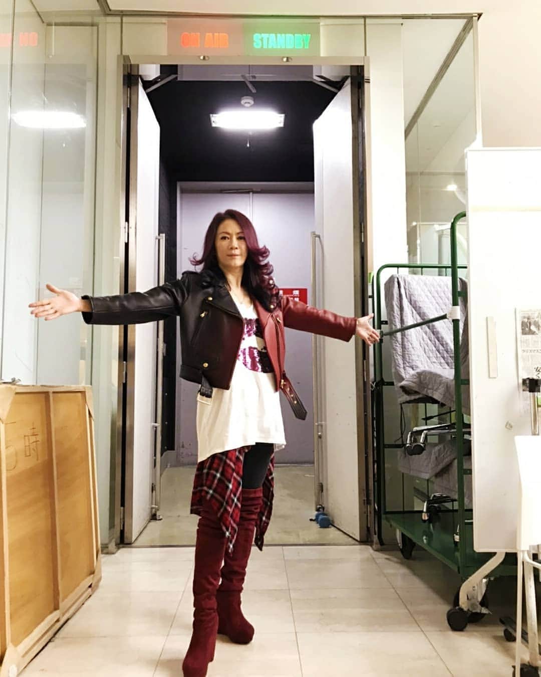 大黒摩季さんのインスタグラム写真 - (大黒摩季Instagram)「そして # 今日の #TOKYOMXTV 生放送が終わったら、かなりの質問が飛び交ったお衣裳は、先日Gala Party でご一緒して、すっかりお気に入りの #エスカーダ #escada の赤黒革ジャン、思えば #リベ子とライ子 カラー😜❣️来年発売らしく、まだ店頭にはない #レア物 ‼️✨ #大黒摩季 的にはこちら #永久保存版 💖 #tokyomxtv」12月19日 0時43分 - makiohguro