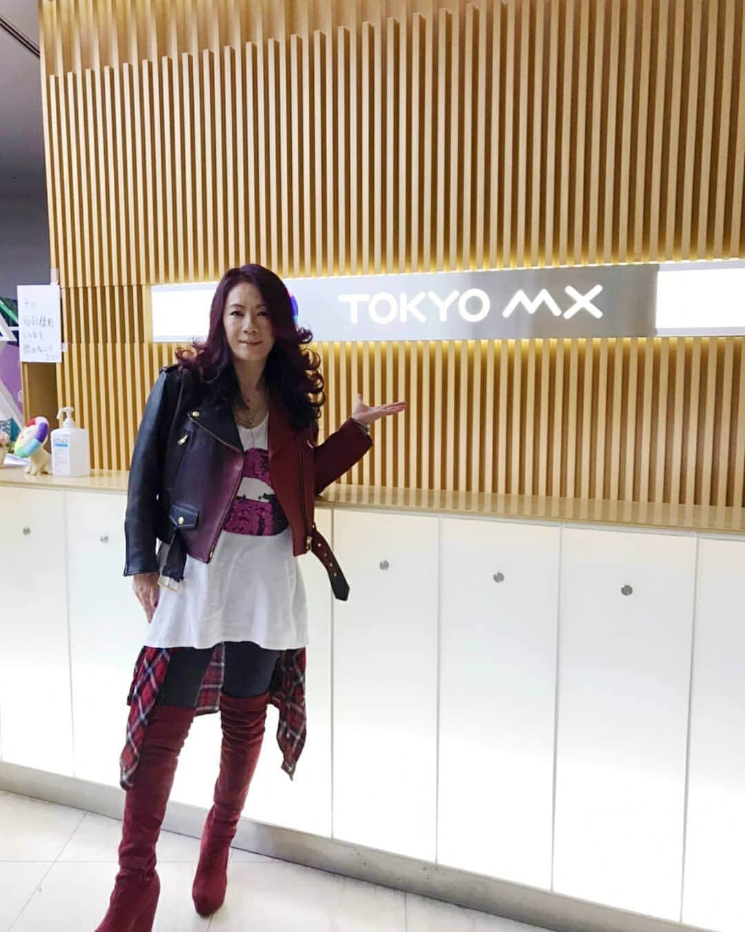 大黒摩季さんのインスタグラム写真 - (大黒摩季Instagram)「そして # 今日の #TOKYOMXTV 生放送が終わったら、かなりの質問が飛び交ったお衣裳は、先日Gala Party でご一緒して、すっかりお気に入りの #エスカーダ #escada の赤黒革ジャン、思えば #リベ子とライ子 カラー😜❣️来年発売らしく、まだ店頭にはない #レア物 ‼️✨ #大黒摩季 的にはこちら #永久保存版 💖 #tokyomxtv」12月19日 0時43分 - makiohguro