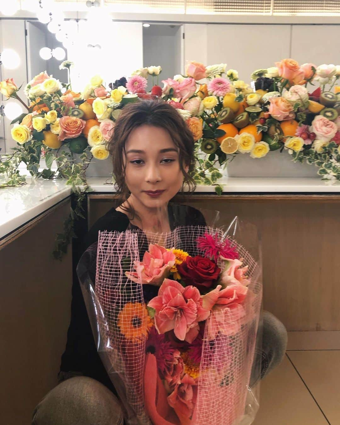 丹羽仁希さんのインスタグラム写真 - (丹羽仁希Instagram)「メイクルームがお花でいっぱい💐 ありがとうございました！#嬉しくて半目」12月19日 0時36分 - __niki22