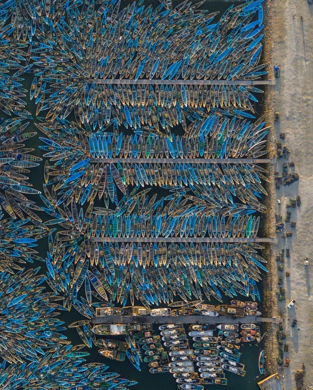 ナショナルジオグラフィックさんのインスタグラム写真 - (ナショナルジオグラフィックInstagram)「Photo by George Steinmetz @geosteinmetz | Octopus boats clog Nouadhibou Harbor, in Mauritania, at the end of the fishing season. In Mauritania, some 70% of the local boats are used to catch octopus for the Japanese market. #onassignment for an upcoming story in @natgeo. To view more of our world from above, follow me, @geosteinmetz.」12月19日 0時38分 - natgeo