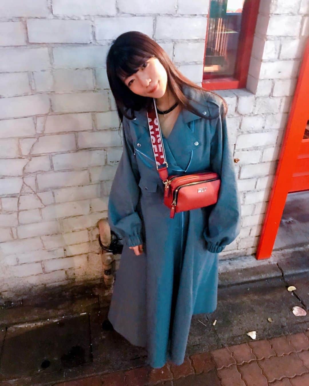 ぱいぱいでか美のインスタグラム：「Candyのコートとずっと欲しかったstrech angelsのバッグ☻ ꙳ #outer #candystripper  #bag #strechangels #俺はインスタグラマーになりてぇ ꙳ Candyのコート、ロング丈で長〜〜〜いライダース型なのが可愛いし シルエットとよく見たらストライプだから細く見える気がします。笑 そんで！strech angelsのバッグ！ 韓国のブランドで、検索する限りは日本で買う方法がネットしかなくて うーんと思ってたんですが マネージャーが韓国旅行行った時に お願いしてお使いしてきてもらいました☻！ まじでありがとう〜〜〜！ 韓国からラインで大量に写真送ってくれて好きな色選びました、、優しや〜 そんな優しいマネージャーですが最近26歳になりましたおめでとう。 strech angels日本にも上陸してほしいなあ。 カバンもジャージもめちゃ可愛いんですよ。 このストラップがいいよね。 . 写真、前のiPhoneのときに撮ったから画質が。笑 中に着てるのは前にものせた @mamekurogouchi のワンピースです。」