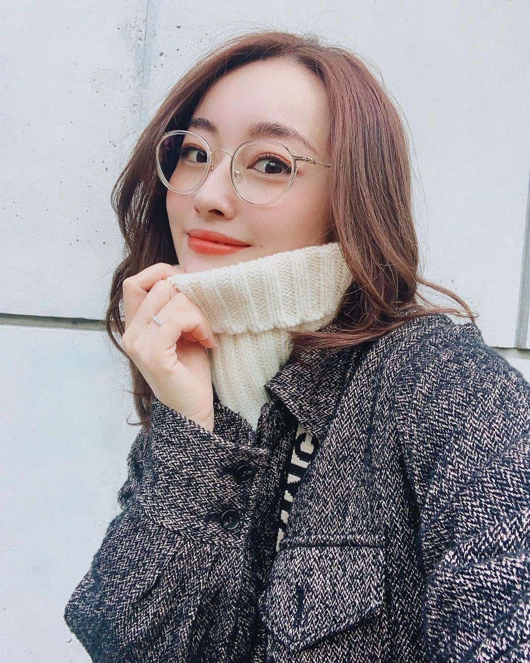 小祝麻里亜のインスタグラム：「お気に入りのメガネとジャケット☺️今日は日中暖かかったなぁ〜🌸🌸 ． そして喉の痛み対策！有難う御座います🙇‍♀️🙏1つ1つ実践してみよう！加湿器も頼みました🗣 ． ． ＿＿＿＿＿＿ #셀카#셀피#셀스타그램 #얼스타그램 #데일리#데일리룩#안경추천 #lagunamoon #eyewear #lavid #lavidのある生活 #ラビド #アイウェア #メガネ」