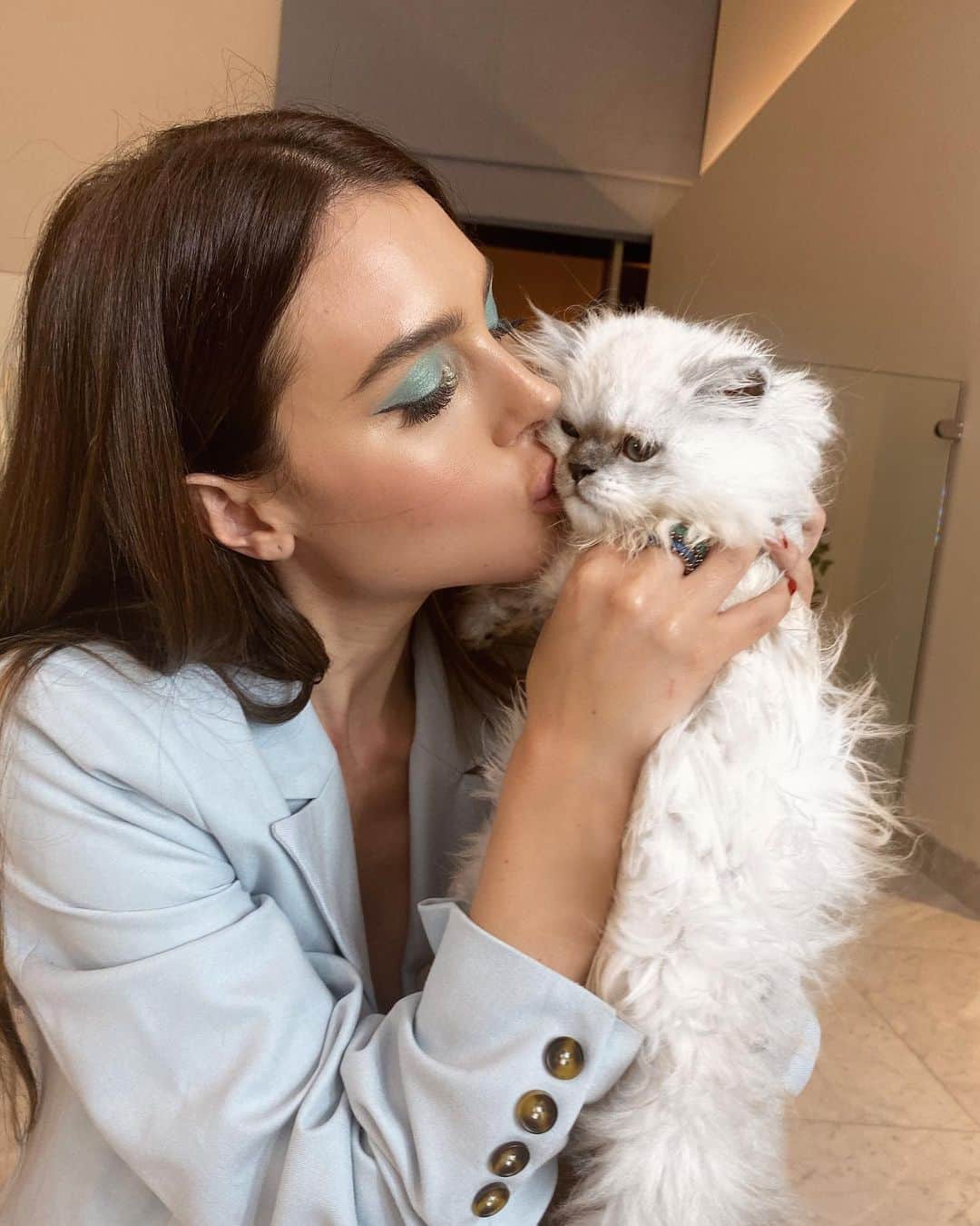 Silvia Carusoさんのインスタグラム写真 - (Silvia CarusoInstagram)「A light blue suite , my lovely cat and my favorite patch @111skin ❤️❤️」12月19日 0時51分 - silvialicius
