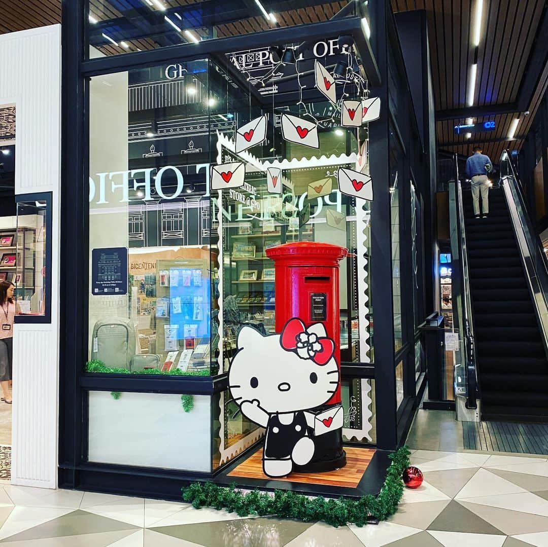 大西蘭さんのインスタグラム写真 - (大西蘭Instagram)「・ 初SingPostCentre。 ・ 可愛いポストカード💕 飾っても良さそう😍 ・ 向かいのお店にはオシャレなシンガポールグッズが色々並んでいました😊 ・ ・ #シンガポール暮らし #シンガポール土産 #シンガポールお土産  #singpostcentre #payalaber」12月19日 0時48分 - onishiran