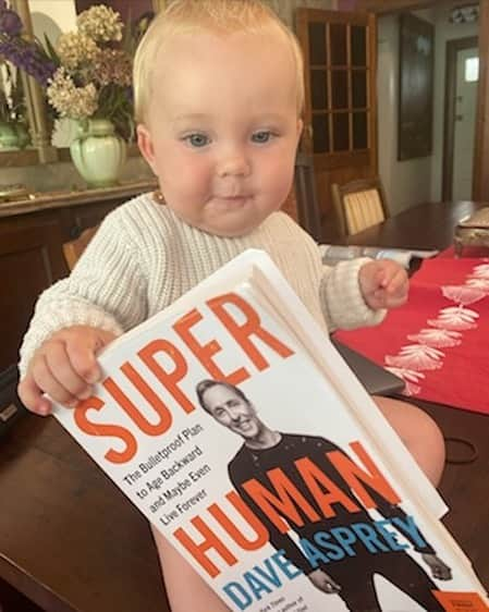 デイヴ・アスプリーさんのインスタグラム写真 - (デイヴ・アスプリーInstagram)「Maybe the anti-aging stuff in Super Human works too well! (Little Zion’s uncle kindly sent this pic! - thanks @drmarkhyman )」12月19日 0時50分 - dave.asprey