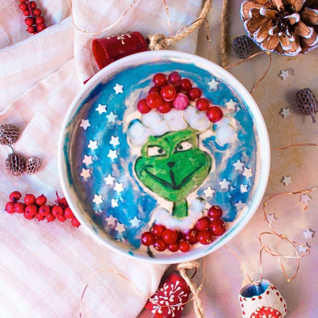 Vitamix Global Headquarters Real foodさんのインスタグラム写真 - (Vitamix Global Headquarters Real foodInstagram)「What's your favorite holiday movie?🎁💚 • 🎥🎨: @vgnbites_ 👈 check out the recipe and how to make here • #repost #vgnbites_ #grinch #vitamix #myvitamix #vitamixitalia #smoothie #thegrinch #recipe」12月19日 0時50分 - vitamix