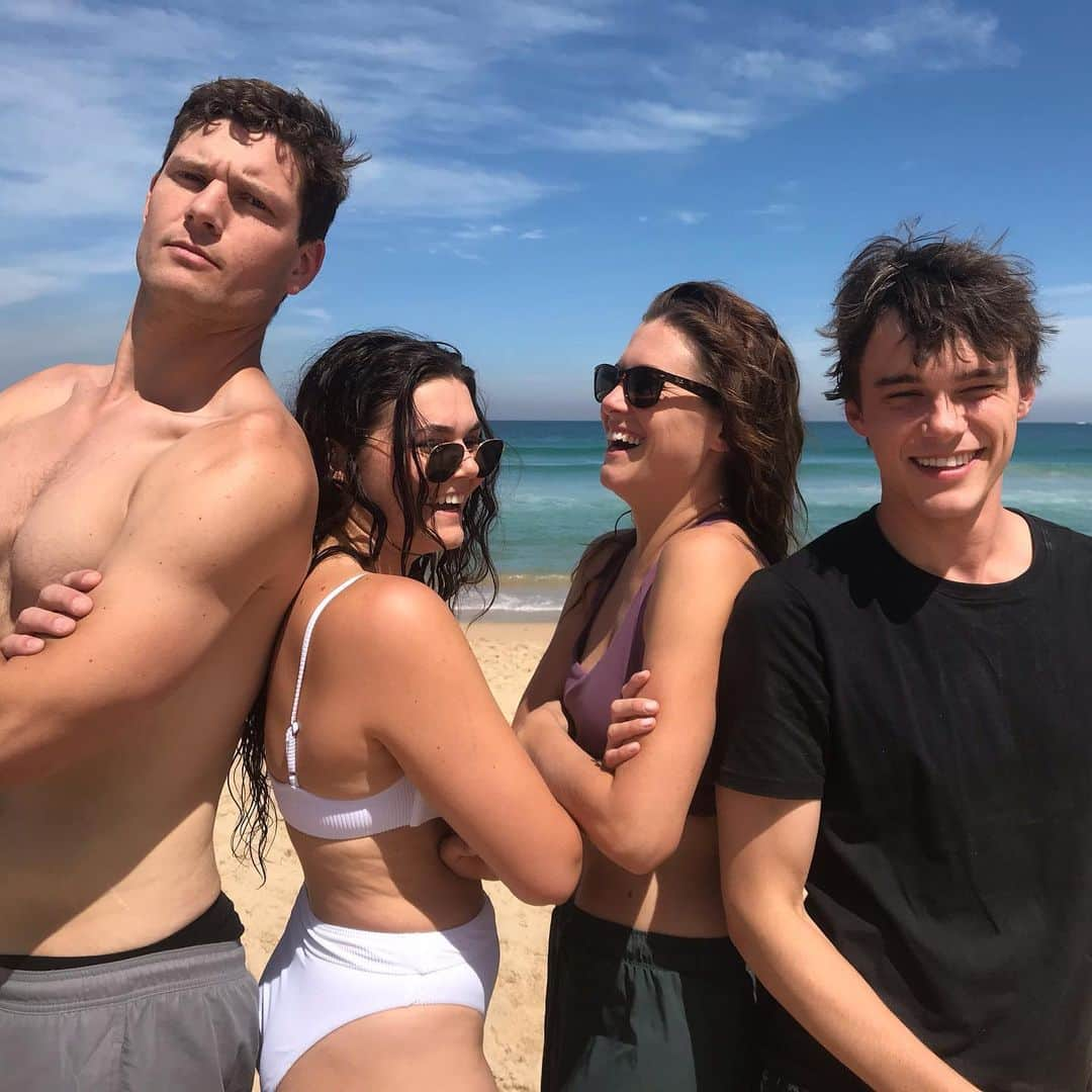 ミッチェル・ホープのインスタグラム：「LIVE TO WIN @johnheinous @georgiairodgers @allirajaques #ilostthesuitpatrick #mybad #howgoodisthebeachthoayy」