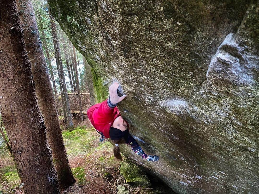 カロリーネ・ジンフーバーさんのインスタグラム写真 - (カロリーネ・ジンフーバーInstagram)「felt like a ➿today @sosolid_official @belmezattitude @frictionlabs @scarpa_at @natureclimbing . . . . . #austria #österreich #zillertal#bouldern #bouldering #climbing #klettern #chalkupless #noplacetoofar #natureclimbing #climbing_is_my_passion #climbing_worldwide #girlswhoclimb #c_l_i_m_b #doyouboulder #mountaingirls #getoutside #womenrockclimbing #climbinginspiration #climbing_pictures_of_instagram #climbing_lovers #climb_girls」12月19日 0時55分 - karo_sinnhuber