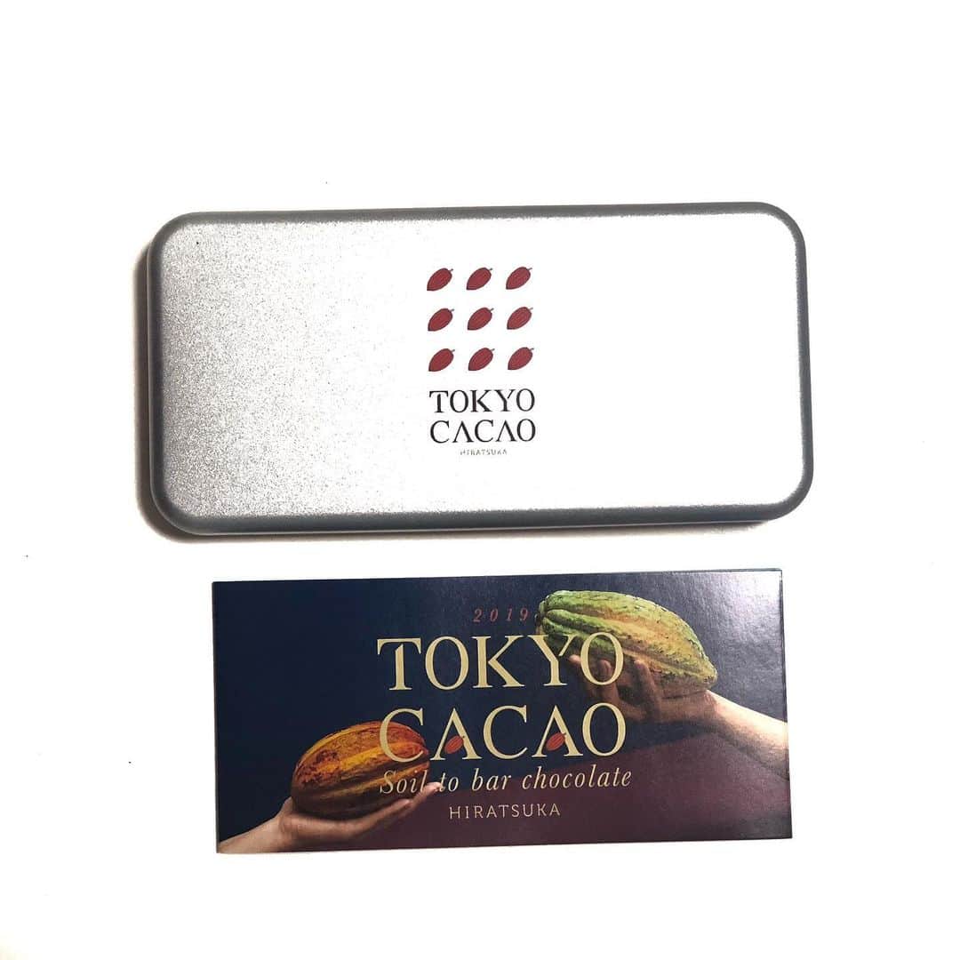 那須愛里さんのインスタグラム写真 - (那須愛里Instagram)「〝TOKYO CACAO🍫〟﻿ @okuyama_kaori ちゃんがくれた、﻿ TOKYO CACAOのチョコレート﻿ .﻿ .﻿ なんと‼︎20,000個限定発売の﻿ TOKYO CACAO 2019﻿ ¥3,240(TAX)﻿ ﻿ 東京発の東京で育ったカカオの﻿ チョコレートなんです。﻿ 苗を植えてから実を収穫するまでの10年以上の時間をかけて作り上げたんだとか…😳‼︎﻿ ﻿ ﻿ 個人的感想ですが、﻿ 酸味がかなり強く、渋みもありフルーティーな風味を感じるようなチョコレートでした。﻿ ﻿ 東京を象徴するようなデザインにするため、タブレットのフォルムはまるで江戸切子のような立体的でシャープなデザイン🍵﻿ ﻿ また、チョコレートと一緒にチョコレートが作られるまでの工程がわかりやすい冊子にて紹介されています📄﻿ これを知っておくと、カカオ、チョコレートをより楽しみながら味わえるかも⁉︎﻿ どこの産地で取れたカカオで〜どんな風に作られて〜と考えると、よりいっそう食べるものに対しても愛着がわきますよね☺️﻿ .﻿ .﻿ #TOKYOCACAO #限定チョコレート #平塚製菓 #東京産チョコレート #chocolat #chocolate #chocoholic #chocolataddict #chocolatadviser ﻿ #チョコレート好きな人と繋がりたい #チョコレート#チョコレート中毒#チョコレート中毒な私#チョコ中毒 #365日毎日がチョコレート #チョコレート好き #チョコレートに埋もれたい#チョコレートソムリエ #ショコラアドバイザー﻿」12月19日 0時59分 - aaairixoxo