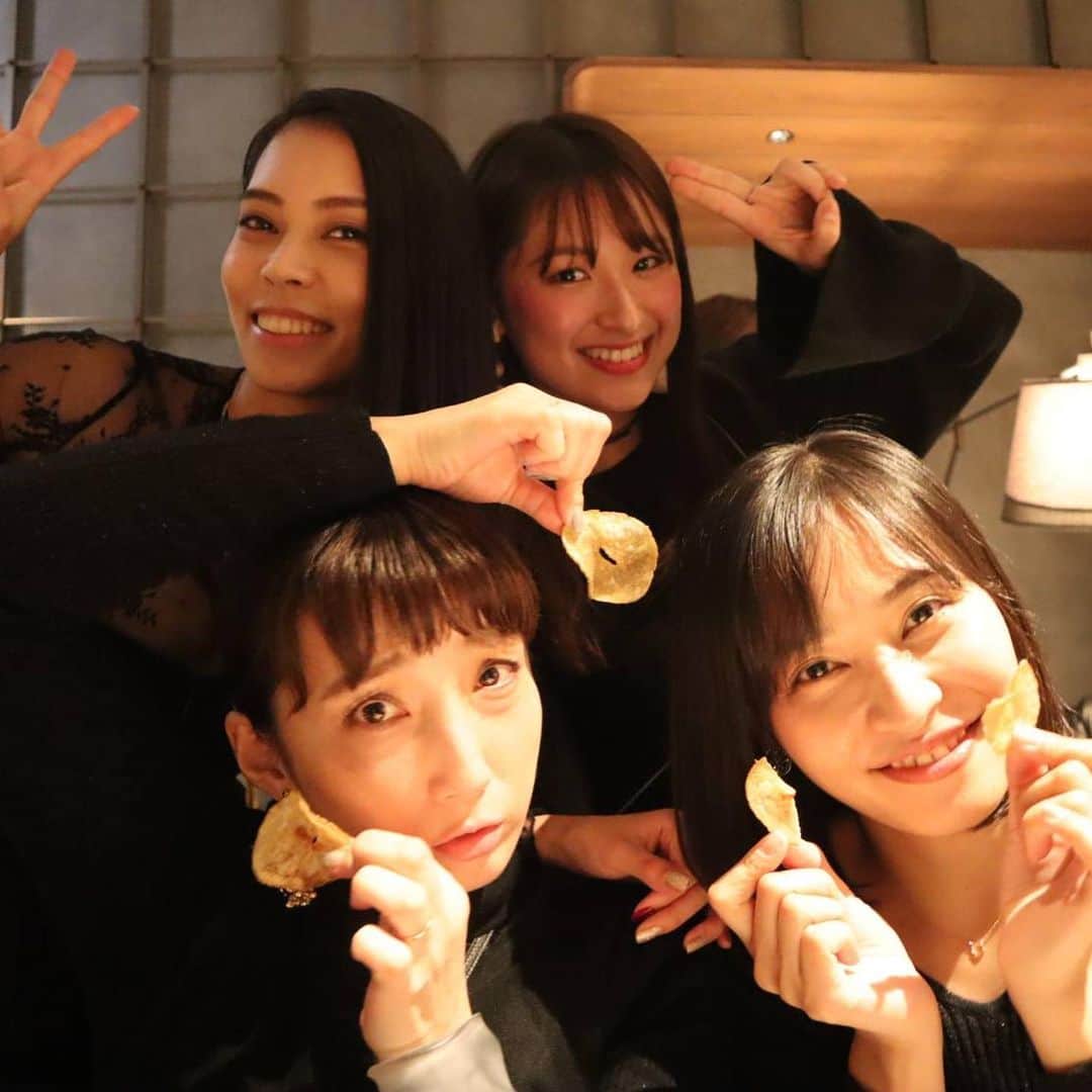 渡邊菜々さんのインスタグラム写真 - (渡邊菜々Instagram)「・ 事務所の忘年会🤤 1年間お世話になりました！！ やっぱ楽しすぎる事務所🤭🤭 この事務所でよかったー！！ってほんとに心から思える！ 恩返しが出来るようにお仕事もっと出来るように頑張ろ🔥🔥🔥🔥 そしてー！！！！！！！！ クイズ大会あってチームで優勝した🤟💃 はしゃぎすぎ叫びすぎた😂😂 ありがとうございました🔥 大好きな人達と会えて嬉しかった🤭💗 ・ #Officenoir#noir #渡邊菜々#Fチーム#最強 #お兄ちゃんとも#ちかさん#そしてじゅんさん #一緒のチームは最高❤ #ありがとうございました！！！ #私年下すぎて😂😂#頼れるお兄さんお姉さんばかり #いい人たち多すぎて😭💗」12月19日 0時59分 - watanana1225