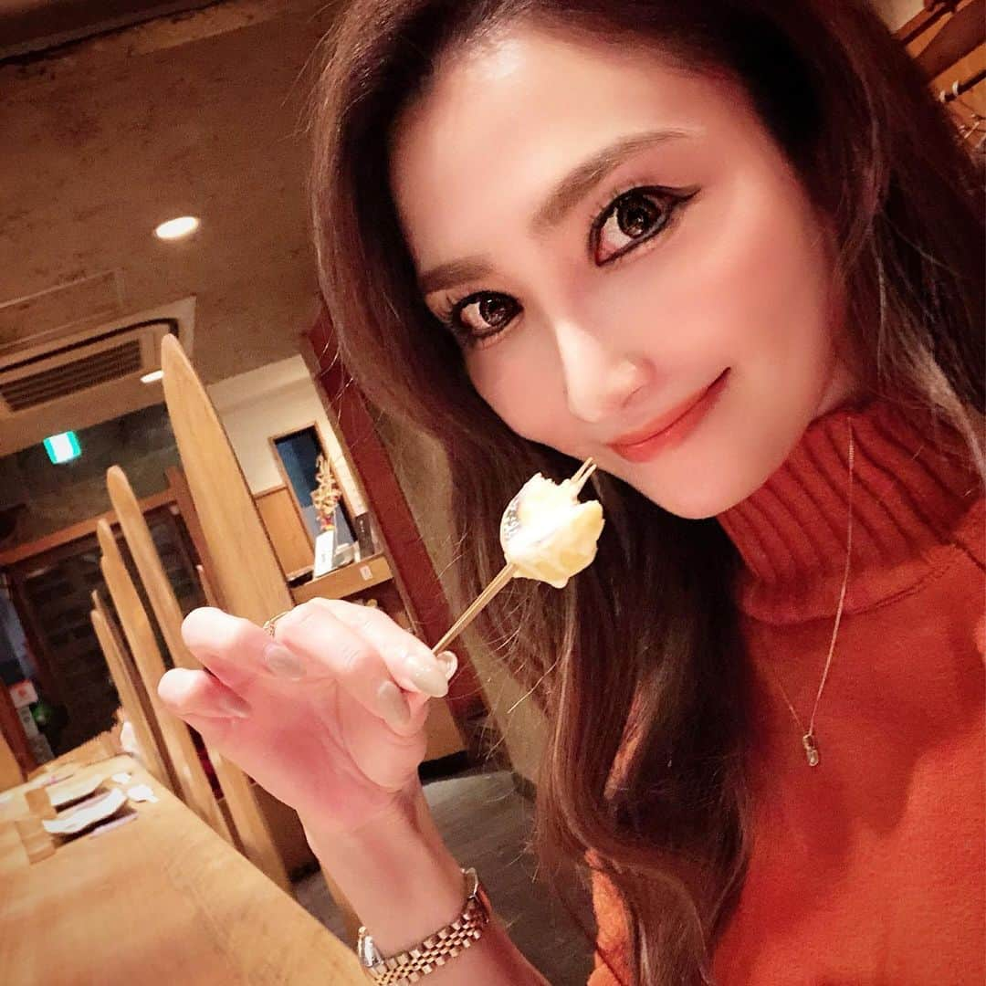 鈴木絢子さんのインスタグラム写真 - (鈴木絢子Instagram)「・ ・ 大阪 #鉄板焼 #一富士 さんでご飯。 鉄板焼きといっても串焼きで💡 ・ #子持ち昆布 #白子の串焼き #明石のタコ など関西ならではの？珍しいものも色々✨ どれも一手間系で美味しかったです🤗 ・ ちなみに食べているのは、あつあつの#さつまいもマッシュ を団子状にして鉄板で焼いたものに#バニラアイス が乗ったデザート🍠✨ とろとろの熱々で美味しい。。🥰 ・ #NHK #ごごナマ でご紹介した#サツマッシュ レシピを続々考案中だったので、早速メモメモ✏️✨ 早速作ってみようと思います😊 ・ ・ ・ #大阪グルメ #鉄板焼き #美食 #さつまいも #さつまいもスイーツ #関西ライフ #サツマッシュレシピ #大阪食べ歩き #芋好き #🍠」12月19日 1時05分 - ayako_suzuki810