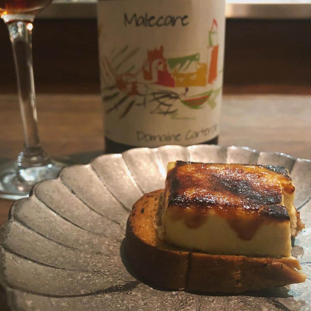 田中菜月さんのインスタグラム写真 - (田中菜月Instagram)「. 美味いものを日々つくり、研究している女職人が 2人も揃って 髭ができるくらい キャラメルプリンのようなフォアグラを堪能していました。 .  情熱大陸に出演し、今年めちゃくちゃ忙しかった#チーズ工房千 の千代ちゃんと  5年待ちから…今日聞くと、ようやく3年待ちとなった大人気のパン職人#hiyoribrot の久美ちゃん . 大好きな発酵女職人たちとの 恵比寿にある#selsalsale の美味しいディナーコースをいただきました。  濱口シェフの、ふつうは捨てられる野菜の皮をじっくり煮詰めたソースが…3年発酵させた酵素シロップくらい濃厚な美味しさで…驚きました。  濱口シェフはじめ、スタッフみんなカッコよくて ウキウキしました。  素敵な人たちが 作ってくれた 美味しいもので 自分を満たすって 幸せだね。  #恵比寿 #濱口シェフ #ビブグルマン  #情熱大陸 #柴田千代  #セブンルール  #塚本久美  #発酵  #発酵活動家」12月19日 1時05分 - natsuki_hakko