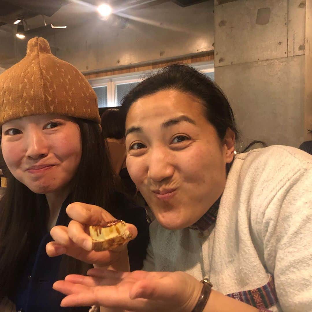 田中菜月さんのインスタグラム写真 - (田中菜月Instagram)「. 美味いものを日々つくり、研究している女職人が 2人も揃って 髭ができるくらい キャラメルプリンのようなフォアグラを堪能していました。 .  情熱大陸に出演し、今年めちゃくちゃ忙しかった#チーズ工房千 の千代ちゃんと  5年待ちから…今日聞くと、ようやく3年待ちとなった大人気のパン職人#hiyoribrot の久美ちゃん . 大好きな発酵女職人たちとの 恵比寿にある#selsalsale の美味しいディナーコースをいただきました。  濱口シェフの、ふつうは捨てられる野菜の皮をじっくり煮詰めたソースが…3年発酵させた酵素シロップくらい濃厚な美味しさで…驚きました。  濱口シェフはじめ、スタッフみんなカッコよくて ウキウキしました。  素敵な人たちが 作ってくれた 美味しいもので 自分を満たすって 幸せだね。  #恵比寿 #濱口シェフ #ビブグルマン  #情熱大陸 #柴田千代  #セブンルール  #塚本久美  #発酵  #発酵活動家」12月19日 1時05分 - natsuki_hakko