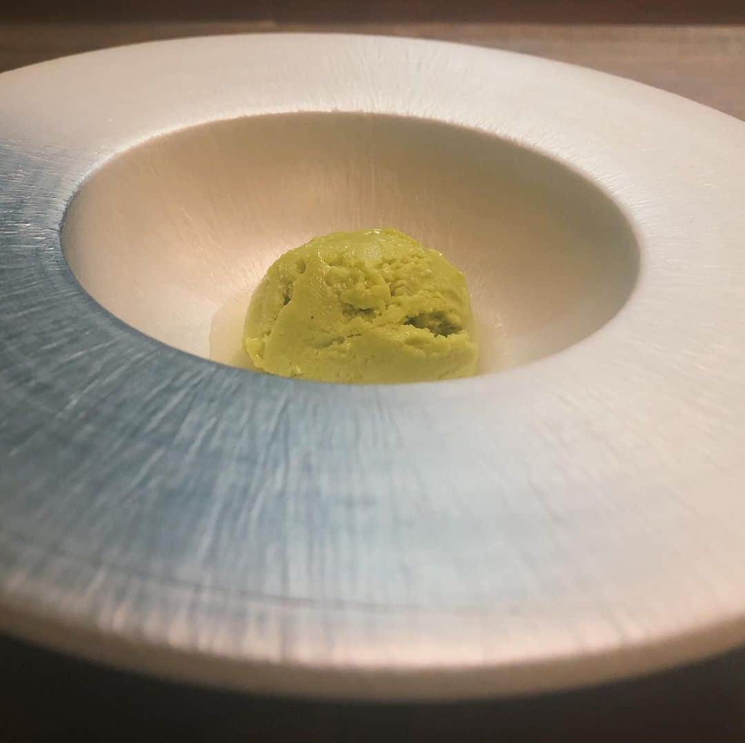 田中菜月さんのインスタグラム写真 - (田中菜月Instagram)「. 美味いものを日々つくり、研究している女職人が 2人も揃って 髭ができるくらい キャラメルプリンのようなフォアグラを堪能していました。 .  情熱大陸に出演し、今年めちゃくちゃ忙しかった#チーズ工房千 の千代ちゃんと  5年待ちから…今日聞くと、ようやく3年待ちとなった大人気のパン職人#hiyoribrot の久美ちゃん . 大好きな発酵女職人たちとの 恵比寿にある#selsalsale の美味しいディナーコースをいただきました。  濱口シェフの、ふつうは捨てられる野菜の皮をじっくり煮詰めたソースが…3年発酵させた酵素シロップくらい濃厚な美味しさで…驚きました。  濱口シェフはじめ、スタッフみんなカッコよくて ウキウキしました。  素敵な人たちが 作ってくれた 美味しいもので 自分を満たすって 幸せだね。  #恵比寿 #濱口シェフ #ビブグルマン  #情熱大陸 #柴田千代  #セブンルール  #塚本久美  #発酵  #発酵活動家」12月19日 1時05分 - natsuki_hakko