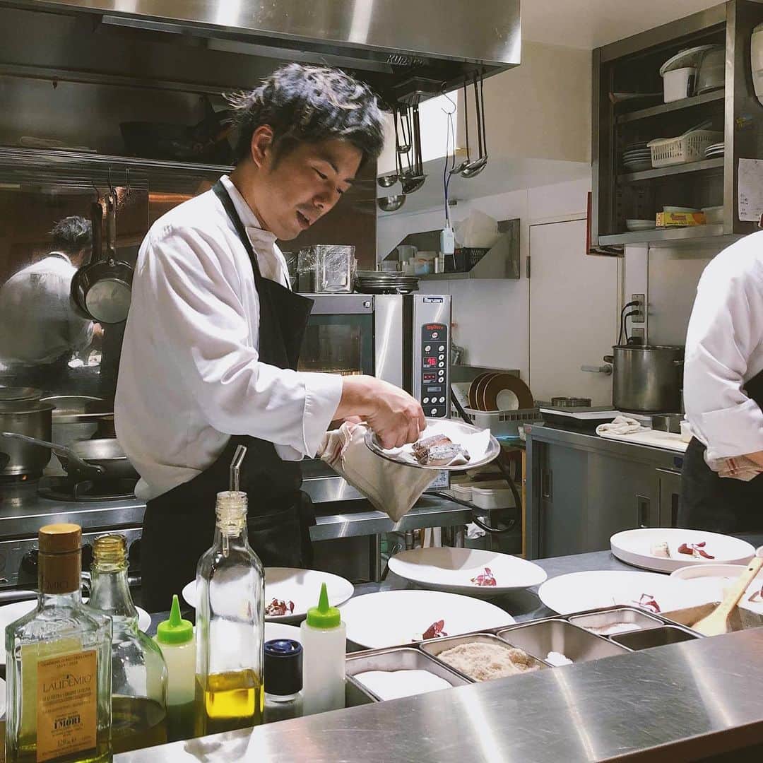 田中菜月さんのインスタグラム写真 - (田中菜月Instagram)「. 美味いものを日々つくり、研究している女職人が 2人も揃って 髭ができるくらい キャラメルプリンのようなフォアグラを堪能していました。 .  情熱大陸に出演し、今年めちゃくちゃ忙しかった#チーズ工房千 の千代ちゃんと  5年待ちから…今日聞くと、ようやく3年待ちとなった大人気のパン職人#hiyoribrot の久美ちゃん . 大好きな発酵女職人たちとの 恵比寿にある#selsalsale の美味しいディナーコースをいただきました。  濱口シェフの、ふつうは捨てられる野菜の皮をじっくり煮詰めたソースが…3年発酵させた酵素シロップくらい濃厚な美味しさで…驚きました。  濱口シェフはじめ、スタッフみんなカッコよくて ウキウキしました。  素敵な人たちが 作ってくれた 美味しいもので 自分を満たすって 幸せだね。  #恵比寿 #濱口シェフ #ビブグルマン  #情熱大陸 #柴田千代  #セブンルール  #塚本久美  #発酵  #発酵活動家」12月19日 1時05分 - natsuki_hakko