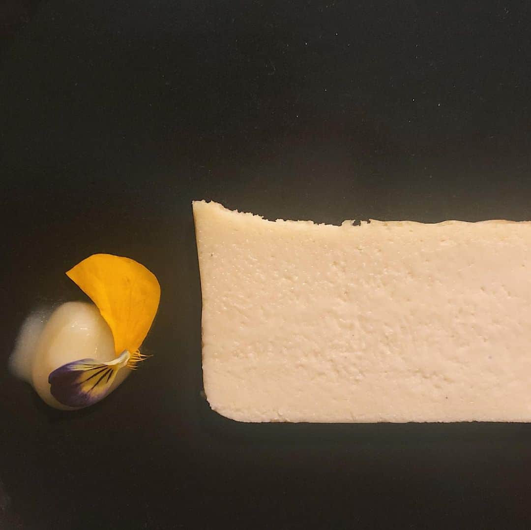 田中菜月さんのインスタグラム写真 - (田中菜月Instagram)「. 美味いものを日々つくり、研究している女職人が 2人も揃って 髭ができるくらい キャラメルプリンのようなフォアグラを堪能していました。 .  情熱大陸に出演し、今年めちゃくちゃ忙しかった#チーズ工房千 の千代ちゃんと  5年待ちから…今日聞くと、ようやく3年待ちとなった大人気のパン職人#hiyoribrot の久美ちゃん . 大好きな発酵女職人たちとの 恵比寿にある#selsalsale の美味しいディナーコースをいただきました。  濱口シェフの、ふつうは捨てられる野菜の皮をじっくり煮詰めたソースが…3年発酵させた酵素シロップくらい濃厚な美味しさで…驚きました。  濱口シェフはじめ、スタッフみんなカッコよくて ウキウキしました。  素敵な人たちが 作ってくれた 美味しいもので 自分を満たすって 幸せだね。  #恵比寿 #濱口シェフ #ビブグルマン  #情熱大陸 #柴田千代  #セブンルール  #塚本久美  #発酵  #発酵活動家」12月19日 1時05分 - natsuki_hakko