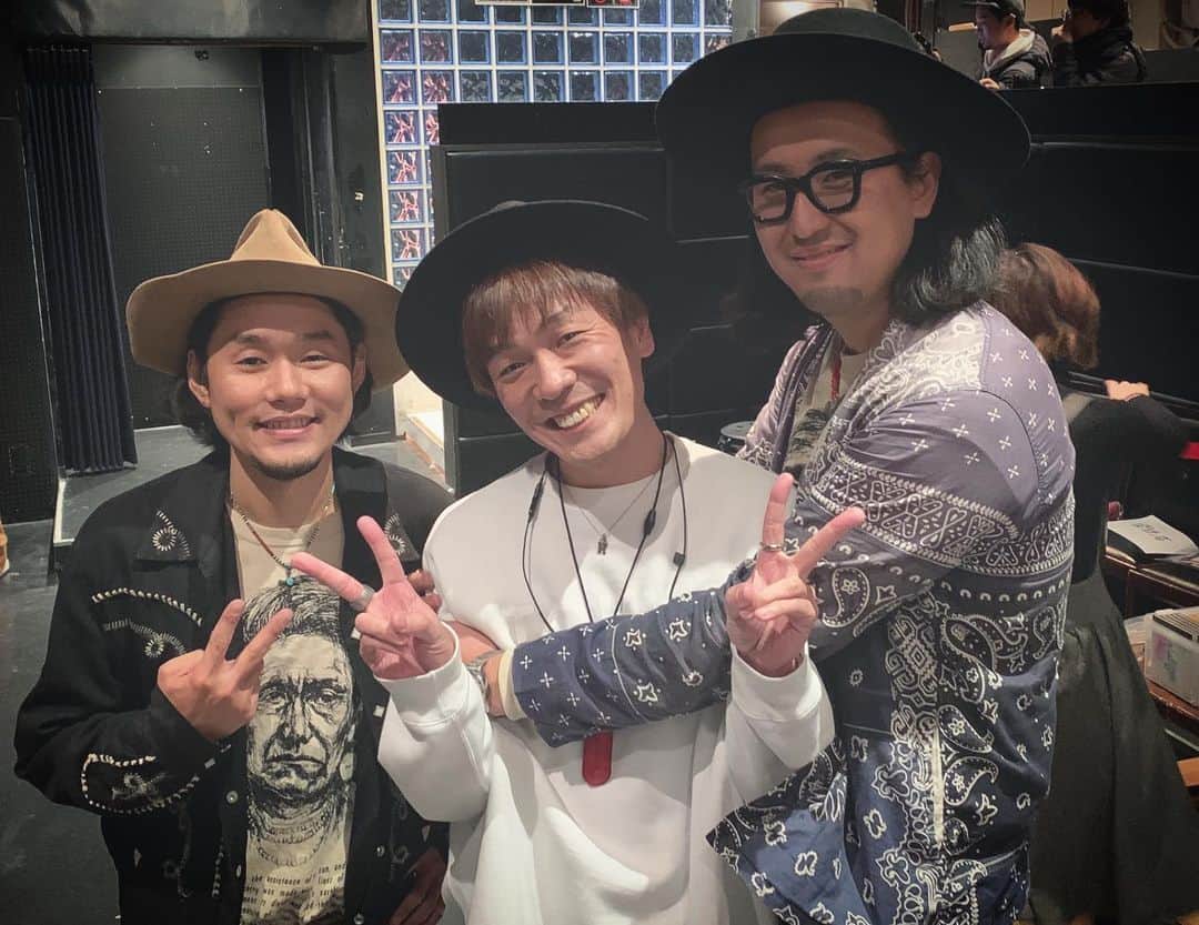 のインスタグラム：「[KILLING TIME BROTHERS ONEMAN TOUR 2019 THE OLD & NEW]﻿ ﻿ ～ひとりぼっちになっても寂しくないように優しい歌を作りたかった。だから優しい言葉を探して選んで歌詞にしてきた～﻿ ﻿ ～怖くて怖くて仕方ないこと、、﻿ 情けなかったけど、ちゃんと人間なんやなって思えた～﻿ ﻿ Killing Time Brothersに大号泣した僕の真ん中には、36.5℃の「心」があった。﻿ とても温かくて、とにかく優しくて、﻿ 会場にいた全ての人の笑顔や涙がそれを物語っていた。﻿ ﻿ 終演後、ひとりの幼稚園くらいの女の子が泣いていた。理由は「ライブ中寝てしまってて起きたらライブが終わっていた」﻿ 物販列のみんなが、また大きな優しさと温かさに包まれた。﻿ ﻿ 好きです。﻿ Killing Time Brothers﻿ ﻿ ﻿ 【chillin】﻿ 12月27日(金)﻿ @ VUENOS﻿ OPEN 17:00／START 17:20﻿ 料金：前売¥3,500(D別)﻿ 出演：Blue Vintage / sankara / Leola / FUKI / SHiON / UEBO / Killing Time Brothers﻿ NVIGATOR：KYOHEY﻿ ﻿ 来てね✨😋 #killingtimebrothers #LOOP #chillin #ブエチリ #大喜利大好きアーティスト」