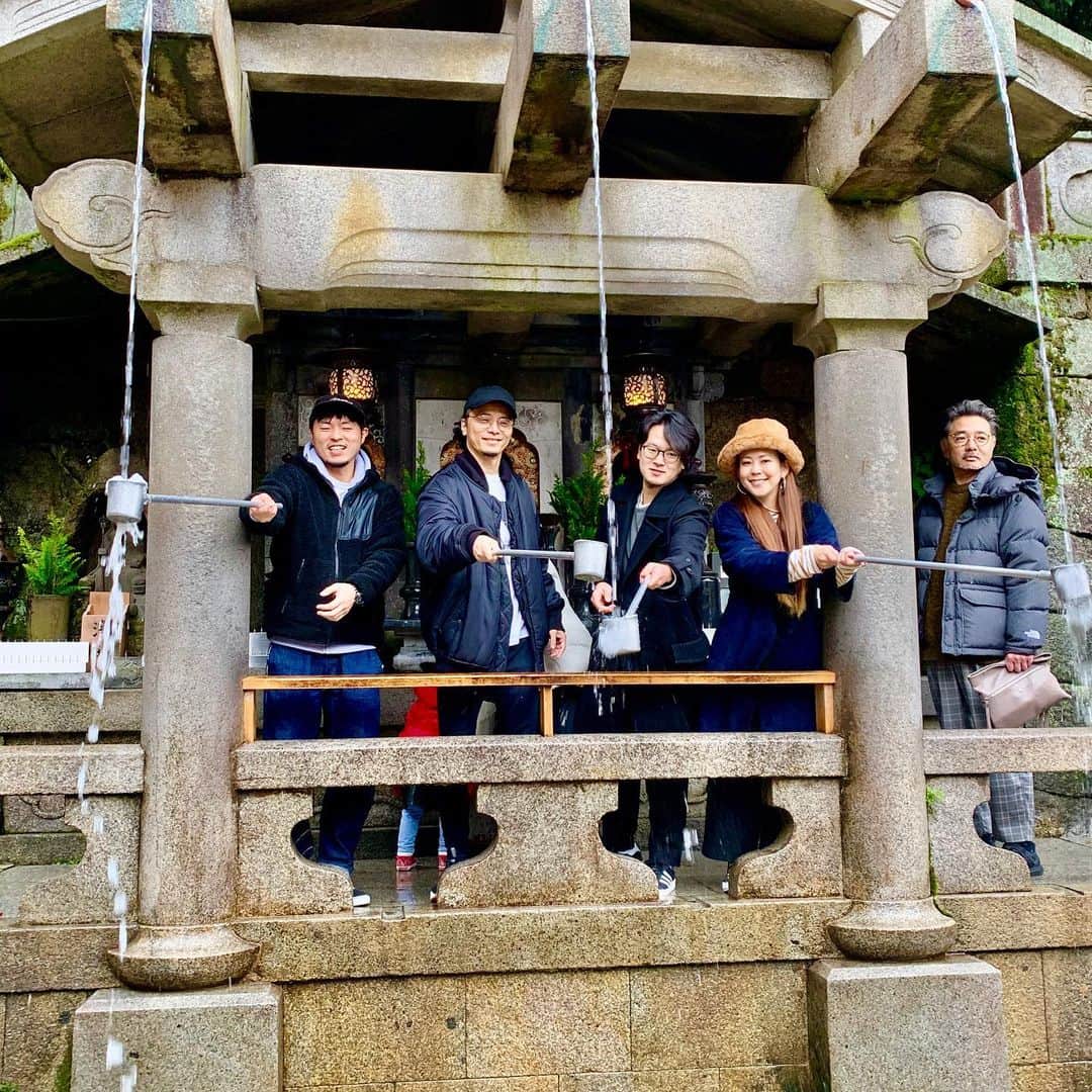 SONOMIのインスタグラム：「KREVAさんのツアー『敵がいない国』。 仙台、名古屋、大阪公演が終了しました！！ どの場所でも皆さん暖かく迎えてくださって感謝です😭 今回オープニングからラストまでクレさんの後ろでコーラス、BASS...として参加させていただいておりますが、 音作りから何から何までミリ単位の事でも諦めずにこだわる姿勢を肌で感じ、LIVEとはなんぞや。という事を勉強させていただいております🥺 愛の交換の嵐。 毎回感動しています😭✨ そんな中パフォーマンス出来る幸せを噛み締め明日というか今日は福岡‼️ 精一杯愛を込めてパフォーマンスします‼️ 福岡の皆さんにお会いできるのを楽しみにしています💕💕💕 移動日の今日。 KREVA BANDの岡さんが眠る場所に皆でご挨拶して手を合わせて来ました。 岡さんの音を単独でスピーカーから出るようにして、 皆で浴びながら演奏していますよ〜🎤🥁🎹♫ またご挨拶に伺わせていただきますね🤗✨ そして帰りに清水寺へ。 紅葉が残っている場所もあったし、 少し歩いて外の空気を思い切り吸ったりして緊張が解れたホッとした時間でもありました😊✨ 明日に備えて早々寝るとします〜‼️ おやすみなさい😴」
