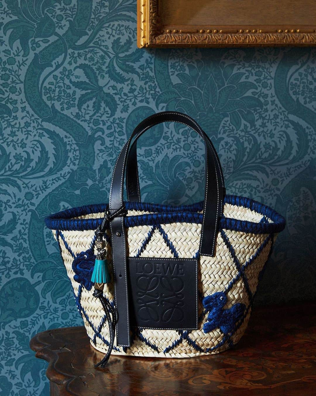 Loeweさんのインスタグラム写真 - (LoeweInstagram)「Bags and accessories inspired by the work of ceramicist William De Morgan reimagine his tilework and fantastical creatures through contemporary craftsmanship.  Shop the capsule collection in store and on loewe.com  #LOEWE #LOEWEDeMorgan」12月19日 1時17分 - loewe