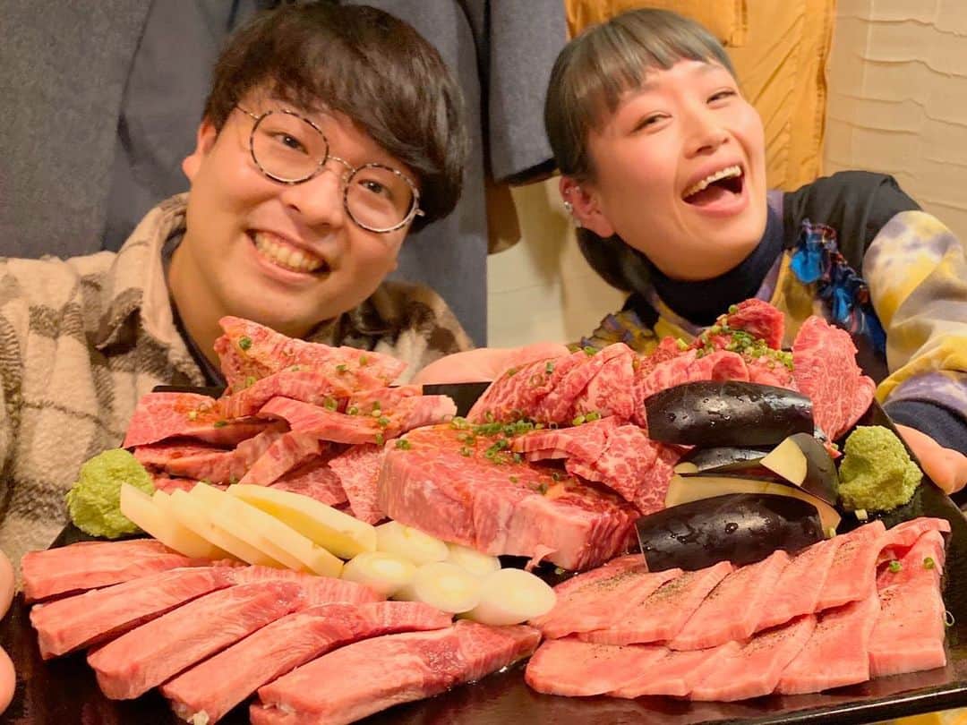 ロシアン佐藤さんのインスタグラム写真 - (ロシアン佐藤Instagram)「大好きなさぶぅに行ってきたー👐🏻❤️❤️❤️ニッチェ江上さんと一緒に行ってからちょこちょこ通う焼肉屋さん🥺❤️ 本当に本当にお肉がいつも美味しい。 クッパとかラーメンとかもあって、そっちも美味しくてお手ごろだよ🤤❤️ さくっと食べたい時はクッパとか食べに行くのおすすめ👯‍♀️❤️ なんとおるたなの渋谷くんと行きましたー！！ お肉たくさん食べてくれましたいえーい👯‍♀️ コラボ出来たらいいなー\( ˆoˆ )/ #おるたな #渋谷ジャパン #ロシアン佐藤 #焼肉 #炭火焼肉さぶぅ #錦糸町」12月19日 1時26分 - i_am_hito.chin