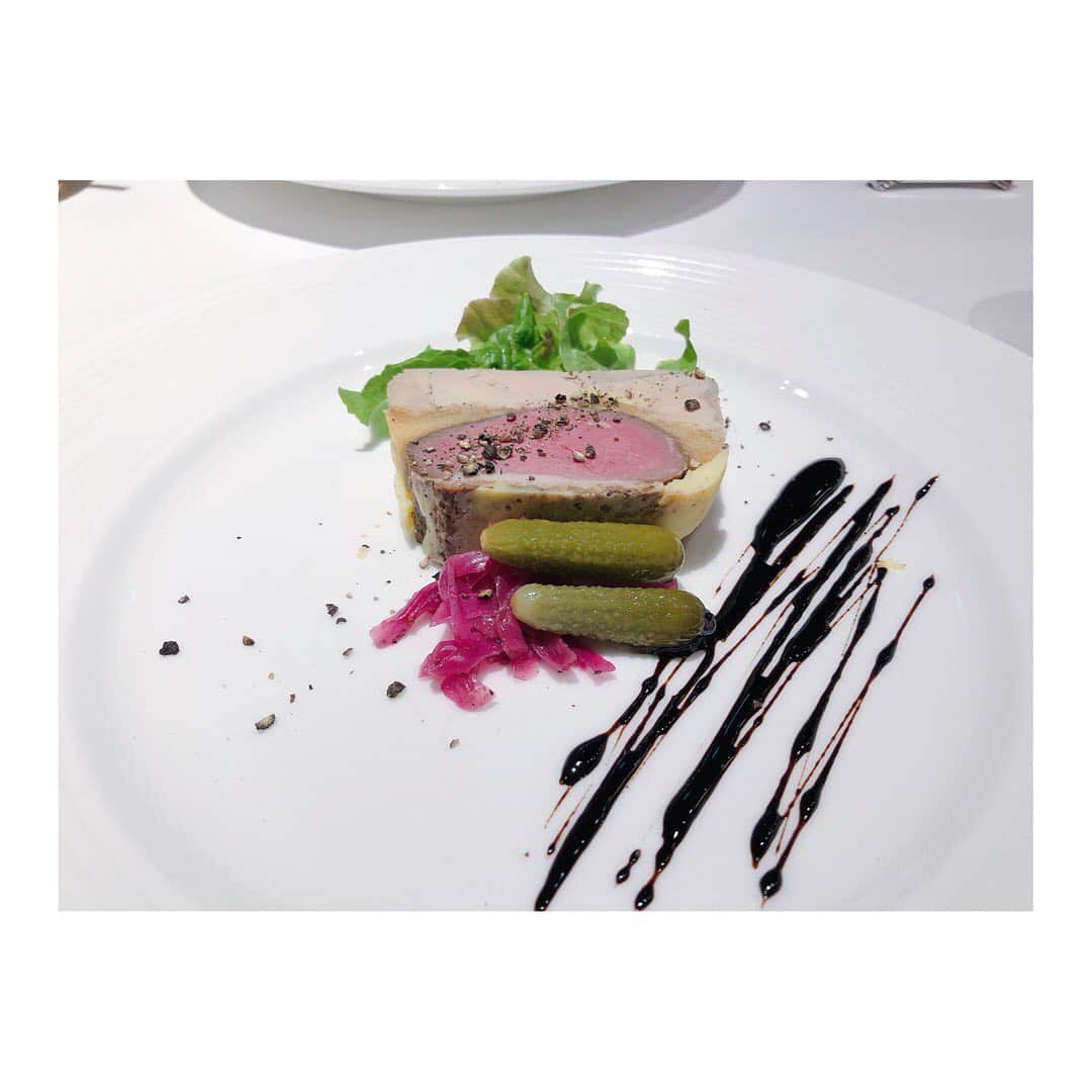 鈴木みのりのインスタグラム：「トリュフのテリーヌめちゃくちゃタイプでした🥺💕 対応も夜景もお料理もお値段以上のお店だったのでお気に入りになった✨ *  #名古屋  #名駅 #ミッドランドスクエア #ミッドランド #文化洋食店ヌーヴォ #文化洋食店 #名古屋ディナー #洋食  #トリュフ #テリーヌ  #ステーキ #ディナー #nagoya」