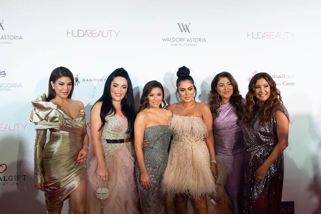 Huda Kattanさんのインスタグラム写真 - (Huda KattanInstagram)「What an EXTRAORDINARY evening!✨ I'm so humbled to have shared this night of hope and inspiration with these group of amazing souls! Thank you @evalongoria @mariabravo @jacquelinef143 @monakattan for your kind hearts ❤ @globalgiftfoundation  Dresses: Nour - @mischkaaoki Huda - @hamdaalfahim Hair @domseeley」12月19日 1時47分 - hudabeauty