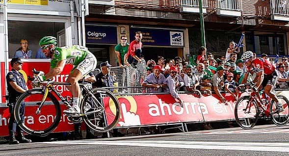 マーク・カヴェンディッシュのインスタグラム：「Hump Day? I thought you said Jump Day! 🙃 . #cycling #humpday #bunnyhop #jump」
