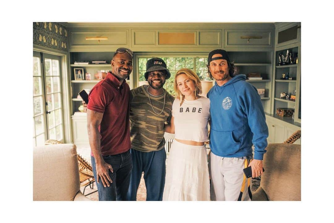 ケイト・ハドソンさんのインスタグラム写真 - (ケイト・ハドソンInstagram)「Don’t miss this special episode with two great men 🌟🌟Thanks @tayediggsinsta and @gabrieldiggs (Download for free wherever you listen to podcasts) 📻」12月19日 1時55分 - katehudson