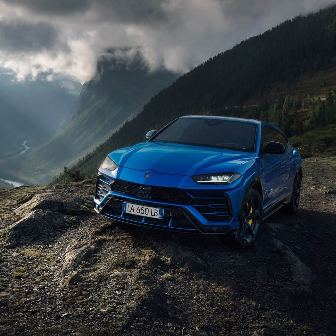 ランボルギーニさんのインスタグラム写真 - (ランボルギーニInstagram)「Amplify the fun of leaving the city behind with the Lamborghini Urus.  Couple its V8 bi-turbo engine with the ANIMA Selector and you get the Super SUV that greets mountainous terrains, highways and everything in between with the same ease. All you need to do is savor the view.  #Lamborghini #Urus #SinceWeMadeItPossible #AboutLamborghini」12月19日 2時00分 - lamborghini