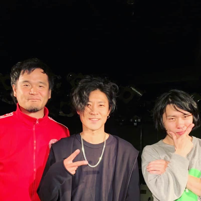 染谷俊のインスタグラム：「町田くん。タマキング。…とともに、 新宿マーブルで、Only one’s ライブ。 2人の歌も聴けて、しびれた。 あらためて自分の頼りなく不確かな、心のなかにあるイノセントなモノを感じた夜。 そういう人間なんだな、オレは。 しゃーねー。 入り混じる感情。喜怒哀楽の波間で生きながら、生きている。そこから生まれる自分自身と向き合っていこう。 逢えたみんな、ありがとう。 元気が微笑んだ。 たまちゃん、町田くんも、本当にありがとう。 いろんな想いが降ってきた。」