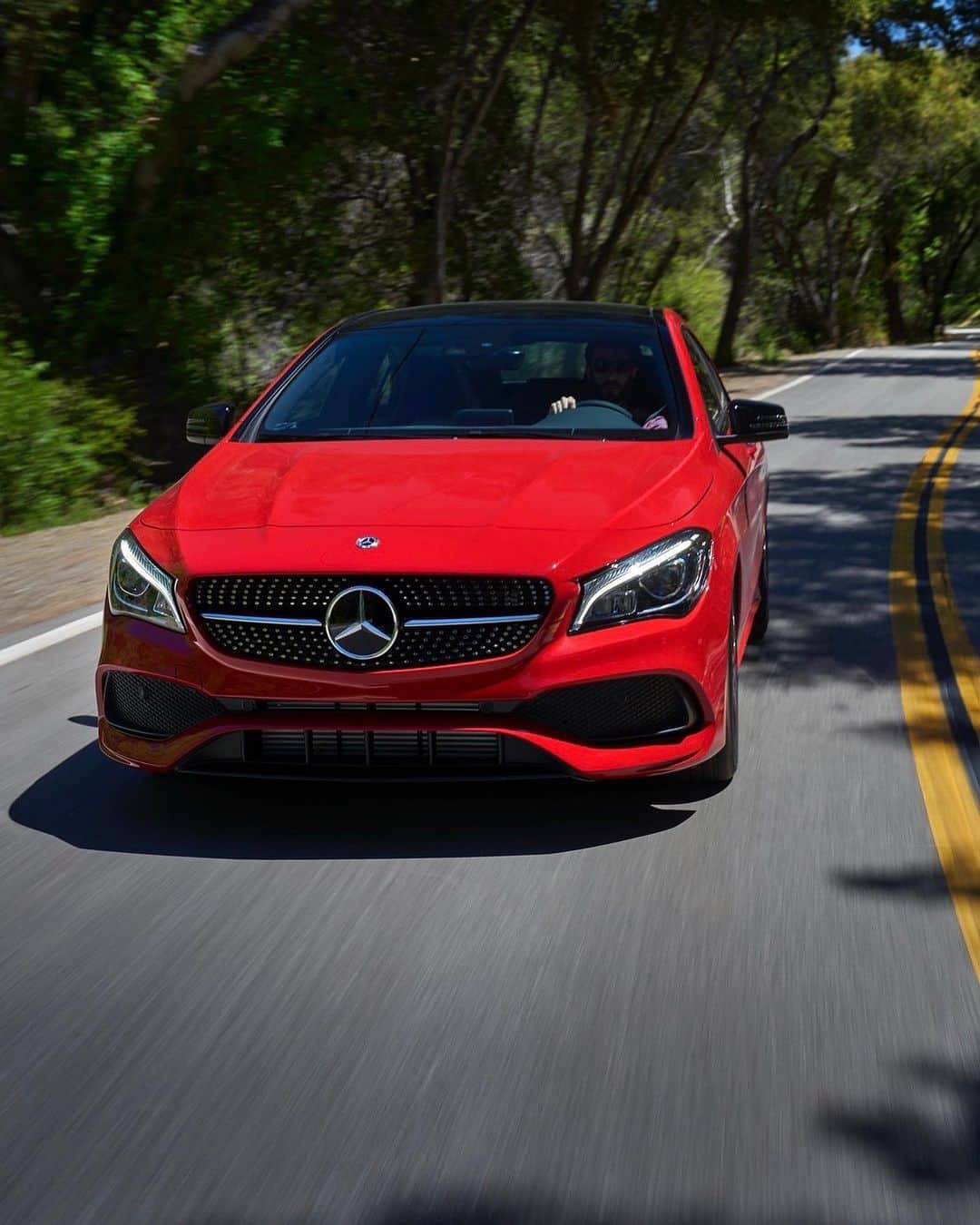 メルセデス・ベンツさんのインスタグラム写真 - (メルセデス・ベンツInstagram)「[Kraftstoffverbrauch kombiniert: 6,9-6,3 l/100 km | CO₂-Emissionen kombiniert: 159-145 g/km | mb4.me/DAT-Leitfaden | Mercedes-Benz CLA 250 4MATIC Coupé]  The fiery red CLA fascinates you with its elegance and expressive character.  #MercedesBenz #CLA #instacars 📸 @RVT3 for #MBphotopass via @mercedesbenzusa」12月19日 2時07分 - mercedesbenz