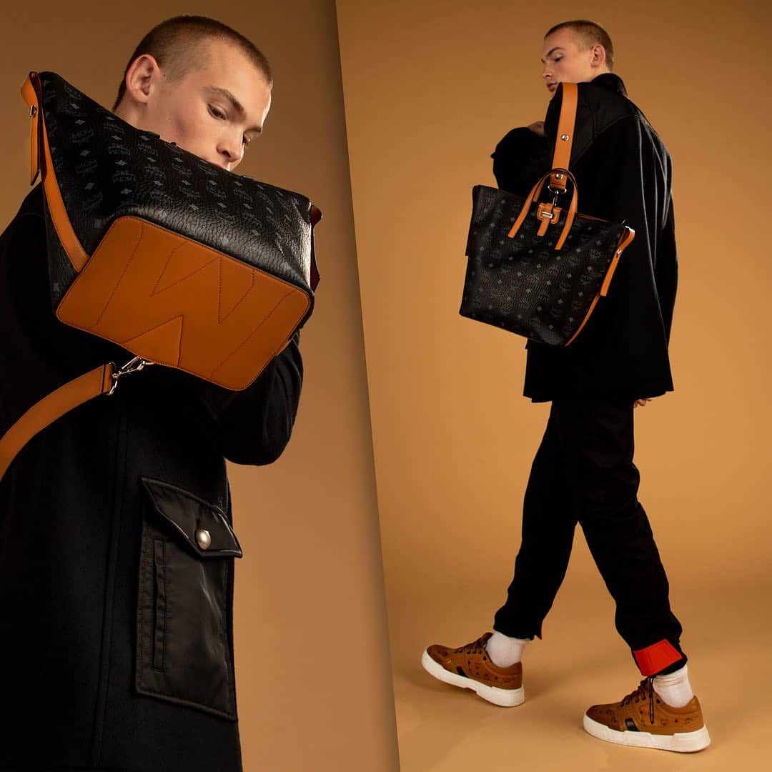 エムツェーエムさんのインスタグラム写真 - (エムツェーエムInstagram)「Seeing double - the Gunta Shopper in Black Visetos #MCMSS20」12月19日 2時18分 - mcmworldwide