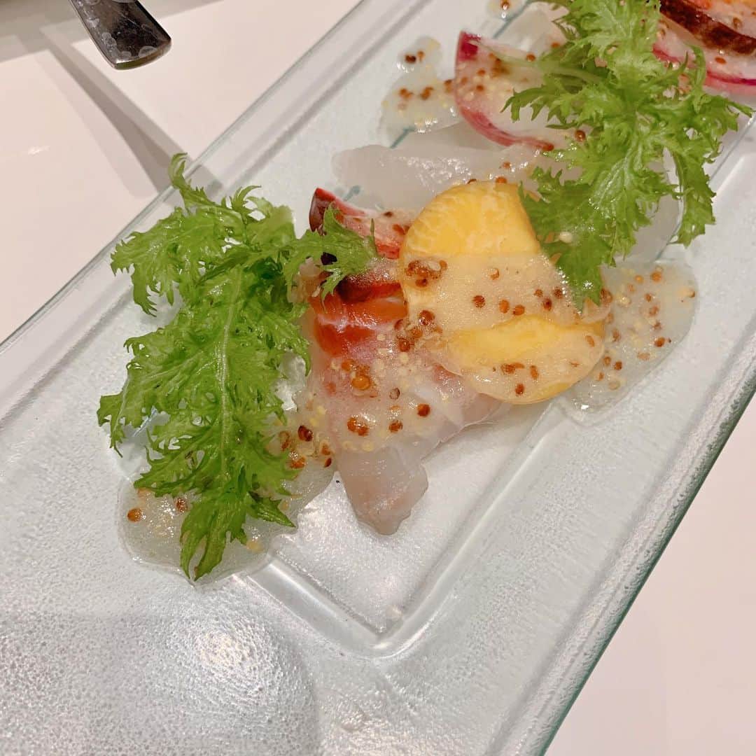 チャン・チュンニンさんのインスタグラム写真 - (チャン・チュンニンInstagram)「每來必吃的章魚燒及龍蝦堡 永遠都吃不膩！ 就算晚餐時間快到還是想吃🤤 第一晚吃的這家餐廳之前常常聽均均 說起一直很想有機會去嘗試一下 上次來很可惜遇到颱風沒吃到  這次終於吃到了！ 這間餐廳叫EMIT fishbar  專吃生蠔（也有其他餐點） 有很多來自不同產區及種類  我們很幸運的遇到節慶半價活動  所以當然⋯⋯各種品種各來一顆（笑） 天阿天阿 真的是太好吃了  好鮮美 完全沒有任何海水的味道  真的太讚了！叫我一次吃10顆以上絕對沒問題🦪」12月19日 2時18分 - jiechang_