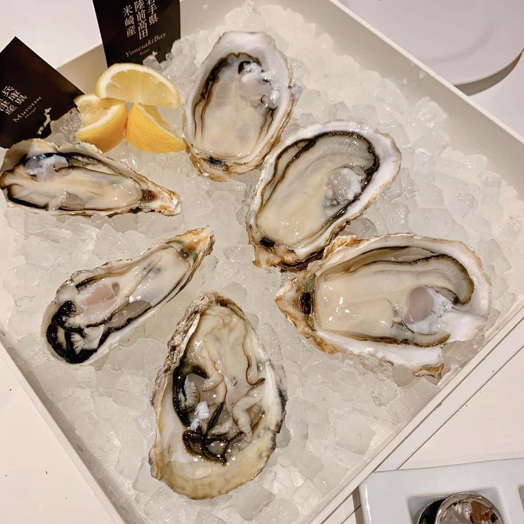 チャン・チュンニンさんのインスタグラム写真 - (チャン・チュンニンInstagram)「每來必吃的章魚燒及龍蝦堡 永遠都吃不膩！ 就算晚餐時間快到還是想吃🤤 第一晚吃的這家餐廳之前常常聽均均 說起一直很想有機會去嘗試一下 上次來很可惜遇到颱風沒吃到  這次終於吃到了！ 這間餐廳叫EMIT fishbar  專吃生蠔（也有其他餐點） 有很多來自不同產區及種類  我們很幸運的遇到節慶半價活動  所以當然⋯⋯各種品種各來一顆（笑） 天阿天阿 真的是太好吃了  好鮮美 完全沒有任何海水的味道  真的太讚了！叫我一次吃10顆以上絕對沒問題🦪」12月19日 2時18分 - jiechang_