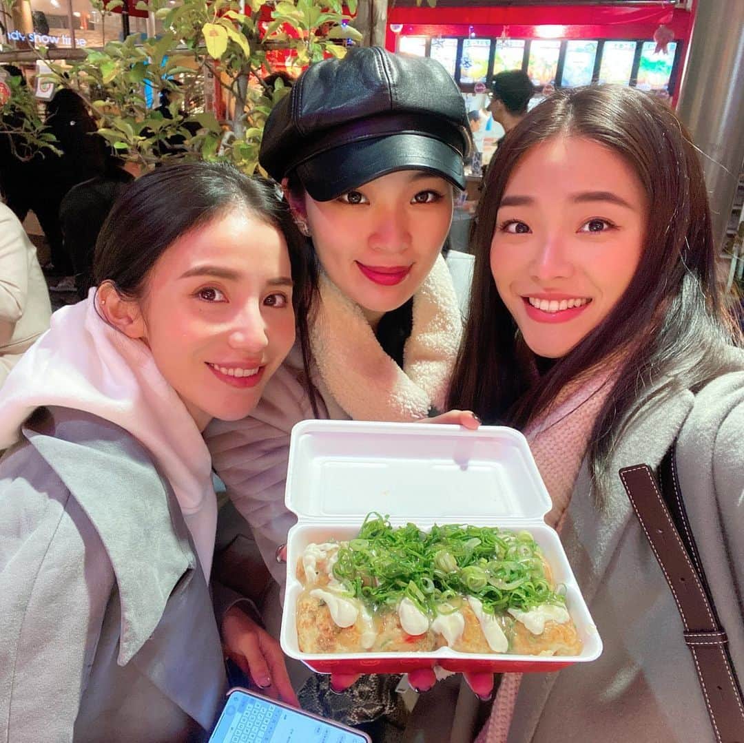 チャン・チュンニンのインスタグラム：「每來必吃的章魚燒及龍蝦堡 永遠都吃不膩！ 就算晚餐時間快到還是想吃🤤 第一晚吃的這家餐廳之前常常聽均均 說起一直很想有機會去嘗試一下 上次來很可惜遇到颱風沒吃到  這次終於吃到了！ 這間餐廳叫EMIT fishbar  專吃生蠔（也有其他餐點） 有很多來自不同產區及種類  我們很幸運的遇到節慶半價活動  所以當然⋯⋯各種品種各來一顆（笑） 天阿天阿 真的是太好吃了  好鮮美 完全沒有任何海水的味道  真的太讚了！叫我一次吃10顆以上絕對沒問題🦪」