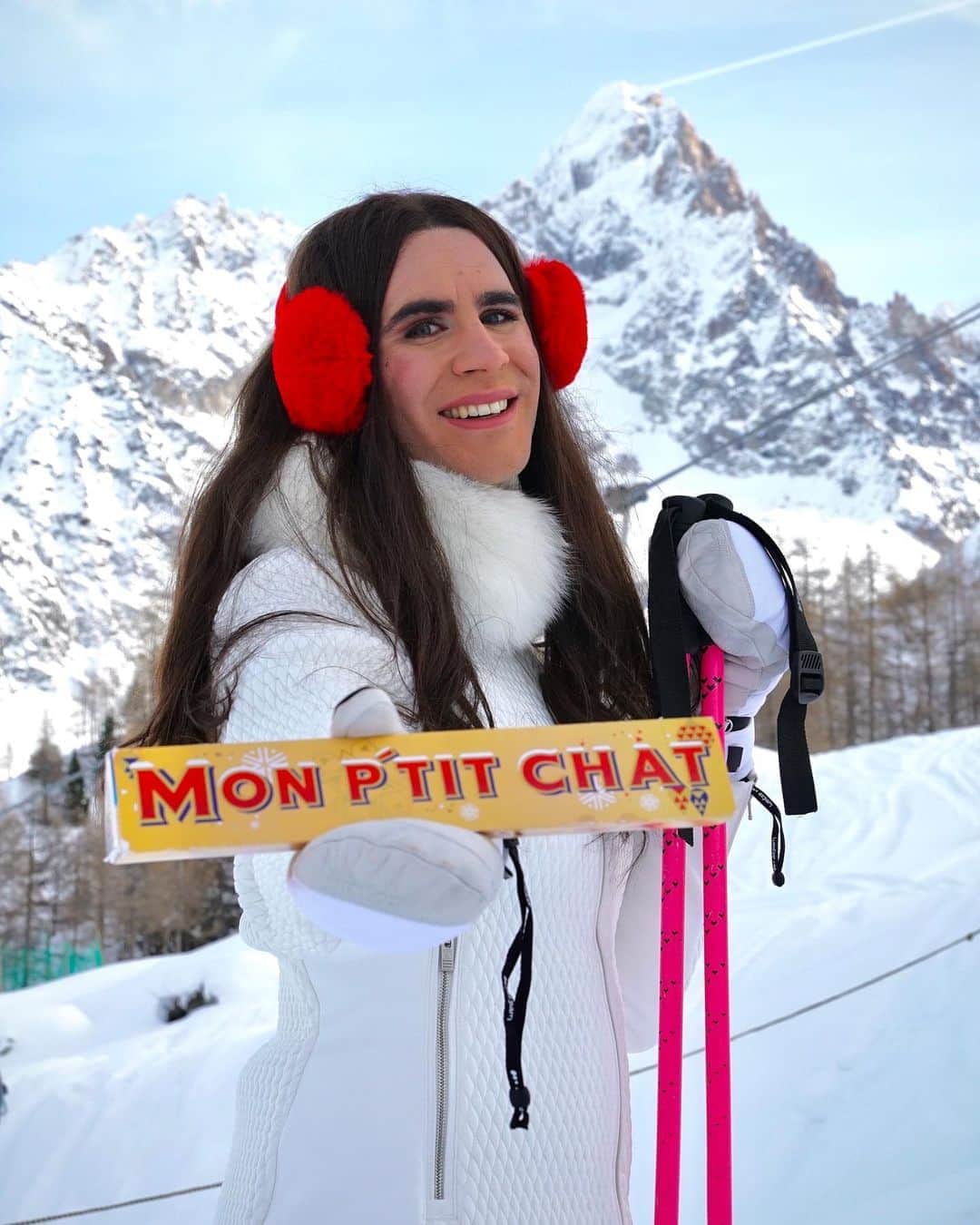 Cyprienさんのインスタグラム写真 - (CyprienInstagram)「J’ai prêté mon compte Insta à ma cousine, elle voulait vous dire qu'il est possible de personnaliser votre #Toblerone pour Noël. Elle se prend pour une influenceuse, je sais pas quoi faire d’elle... #sponsorisé #ad」12月19日 2時24分 - 6pri1
