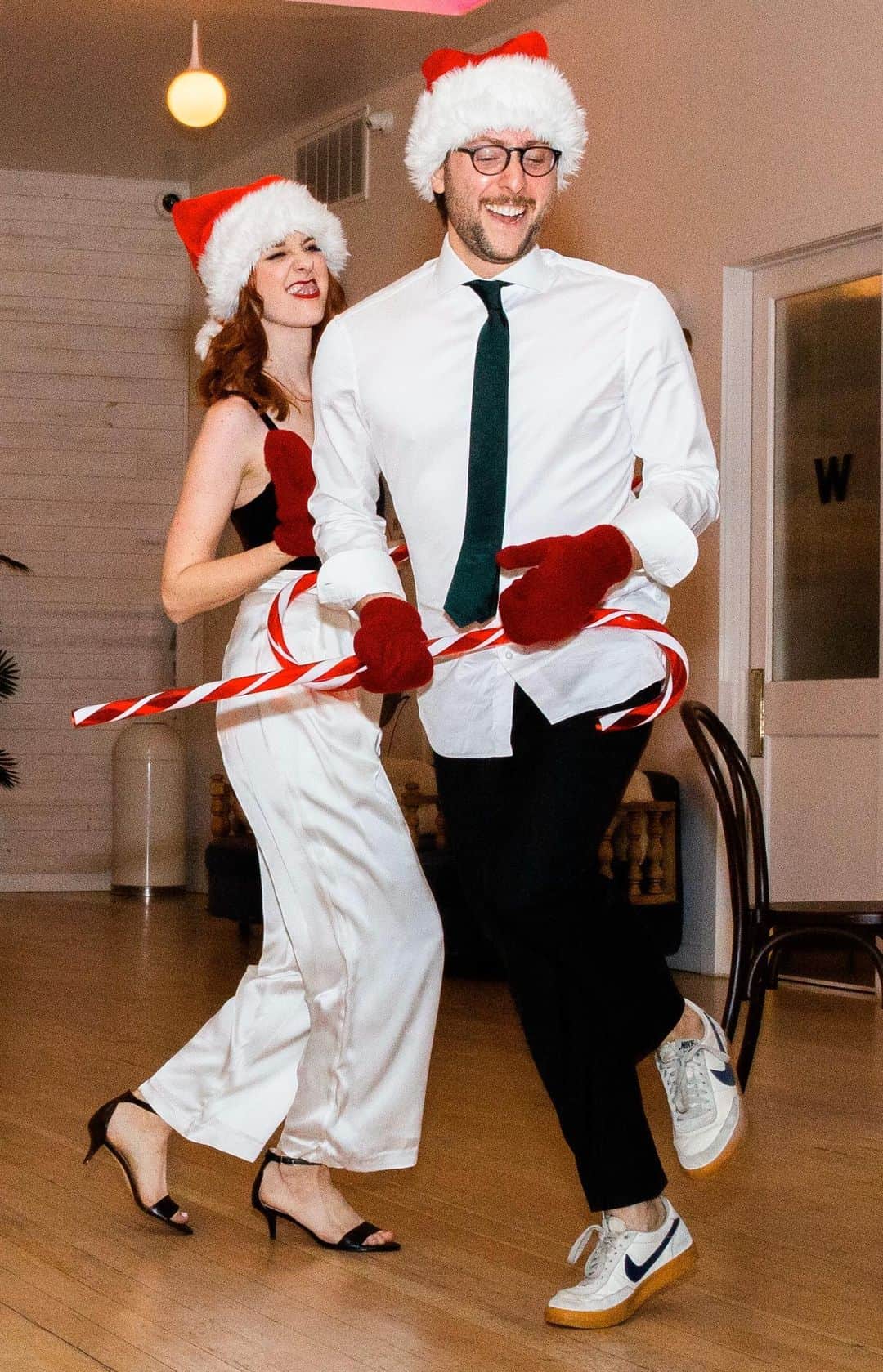 ローラ・スペンサーのインスタグラム：「Almost a year ago we surprised our wedding guests with a fully choreographed dance routine by @coldfeetdance set to Mariah Carey’s “All I Want For Christmas Is You”. Happy 25 years to the song, Happy Holidays to all, and Happy Almost Anniversary Michael! 🎁🎅❤️ (video thanks and cred to @stevenifine)」