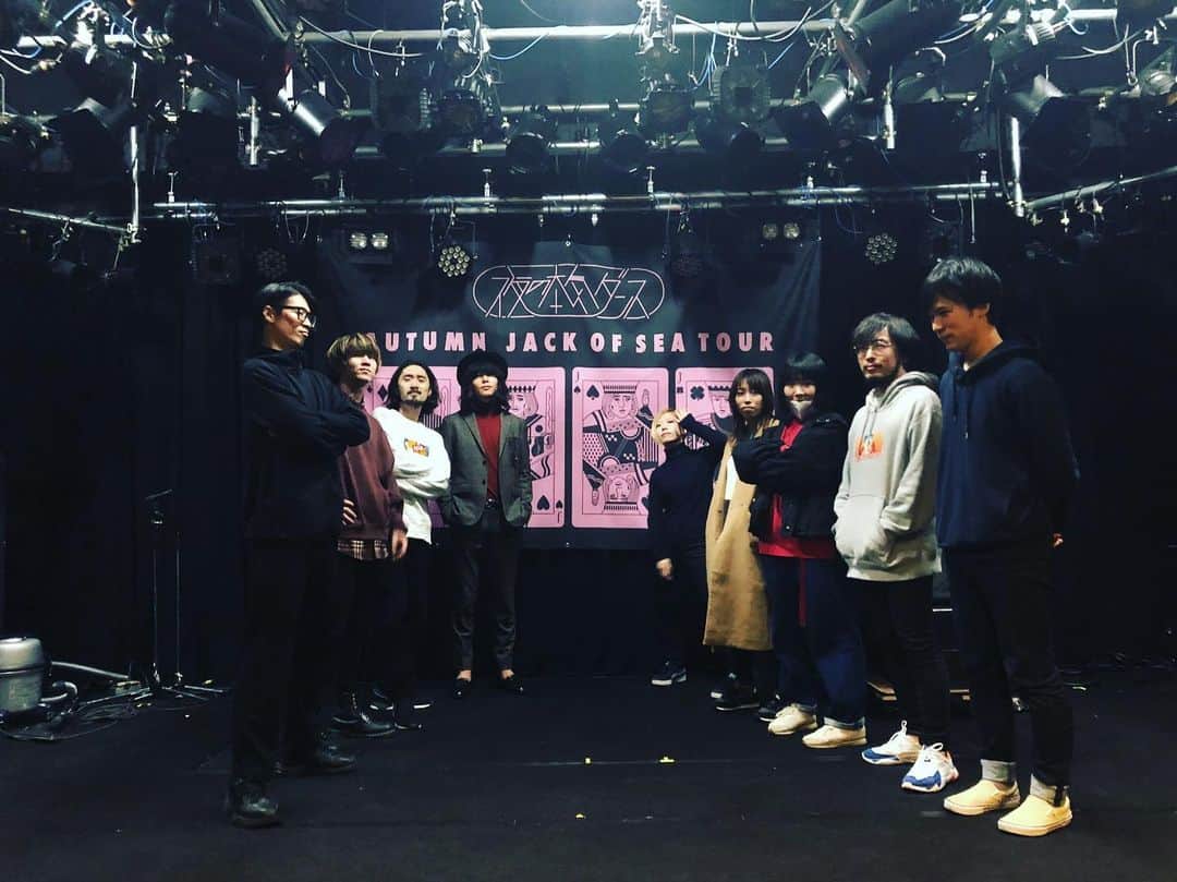 のインスタグラム：「青森そして秋田 ネクライトーキーとのツーマン ありがとうございました！ はちゃめちゃでポップなネクライトーキーの楽曲。ライブだとそこに情熱が加わって更に素敵でした🙏✨ 我々の楽曲fuckin'so tiredもカバーしていただきました。😳 ワンピースの21.22巻的写真からの ドラゴンボールZのOPラスト的写真 偶然にもジャンプの系譜🔥努力友情勝利👍  #夜の本気ダンス  #ネクライトーキー  #青森quarter  #秋田swindle」