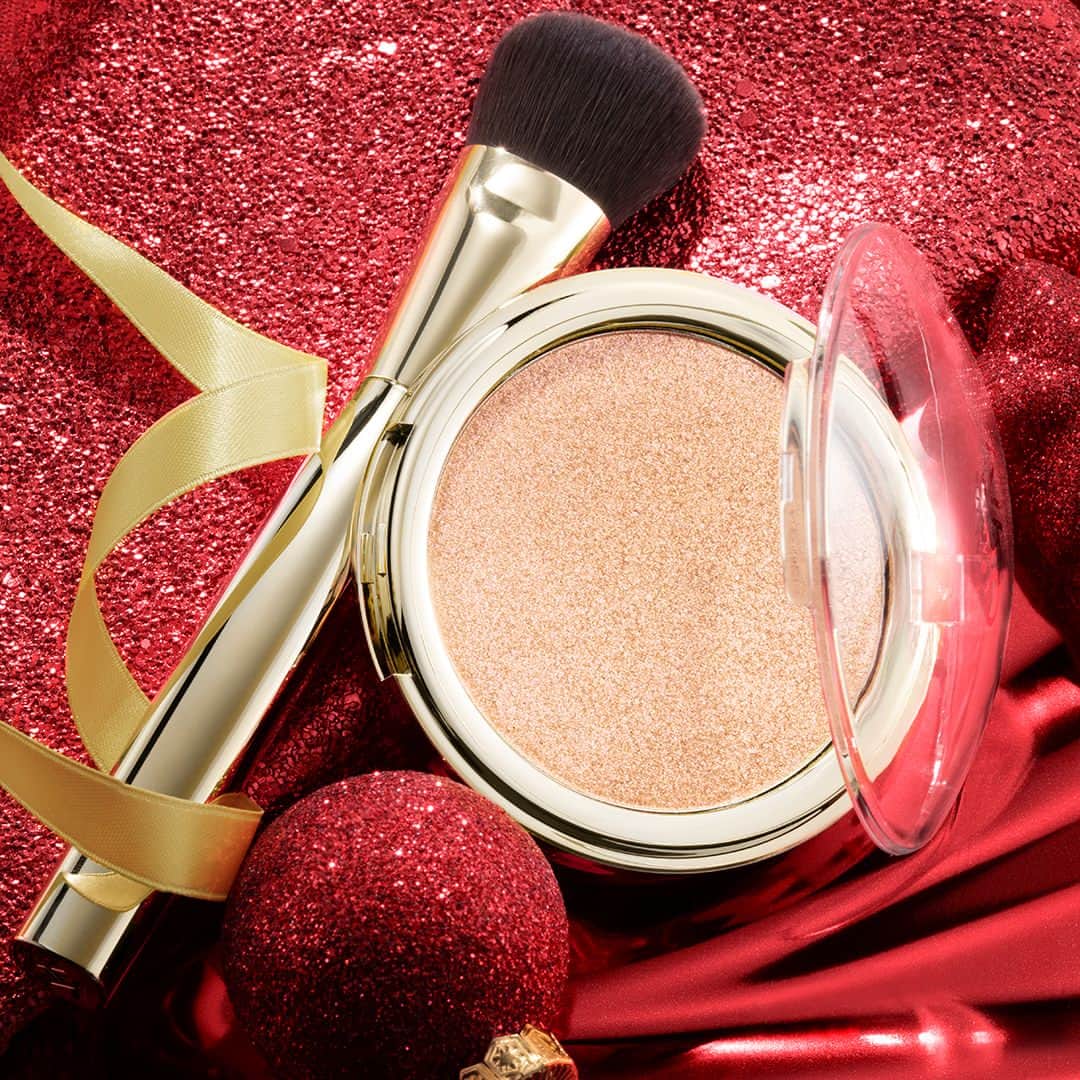 KIKO MILANOさんのインスタグラム写真 - (KIKO MILANOInstagram)「Shimmer all the way! 🎄🎁 Add festive sparkle to your makeup look with #KIKOMagicalHoliday Sparkle Highlighter 01 - Brushes Kit」12月19日 2時40分 - kikomilano