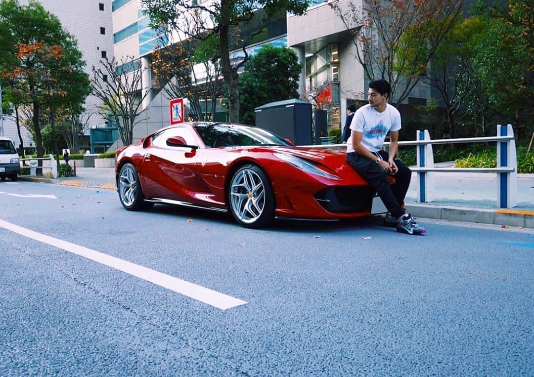石倉ノアさんのインスタグラム写真 - (石倉ノアInstagram)「Ferrari 812 Superfast .. . 冬でも半袖。 よく笑われる🤣 ずっと半袖なんじゃなくて車乗る日だけ . .. #japan #tokyo #ferrari #812superfast #トランクにはダウン積んどるよ #instagood」12月19日 2時53分 - zeppelin.noah