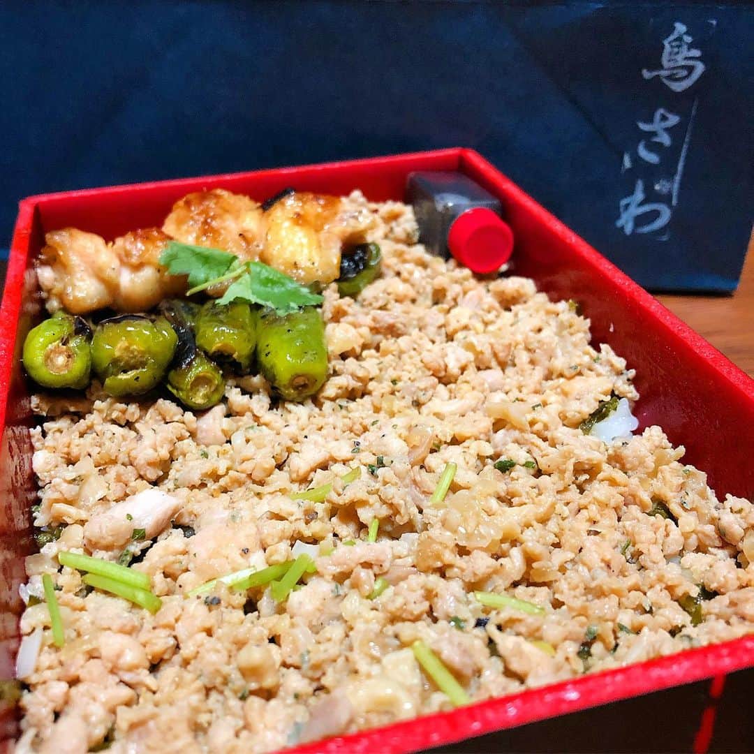 乾雅人のインスタグラム：「紹介制焼き鳥店「鳥さわ22」のそぼろ弁当を差し入れしてもらった。 鶏そぼろの下に敷かれた海苔と出汁使い、めちゃくちゃ美味い。 ごちそうさまでした。編集頑張ります。」