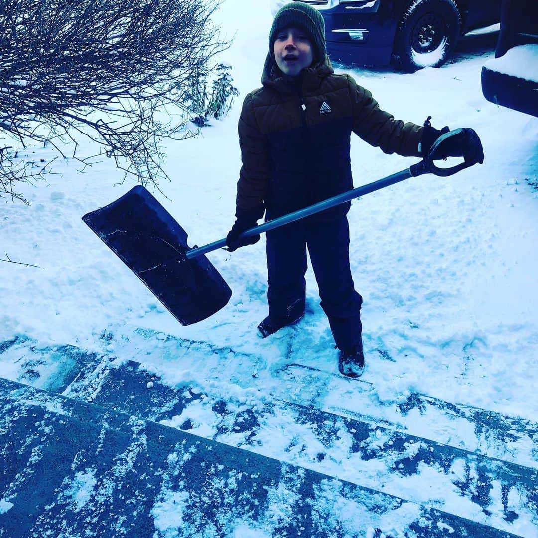 ジャクソン・ビーバーのインスタグラム：「No school but dad making me shovel 🤦🏻‍♂️」